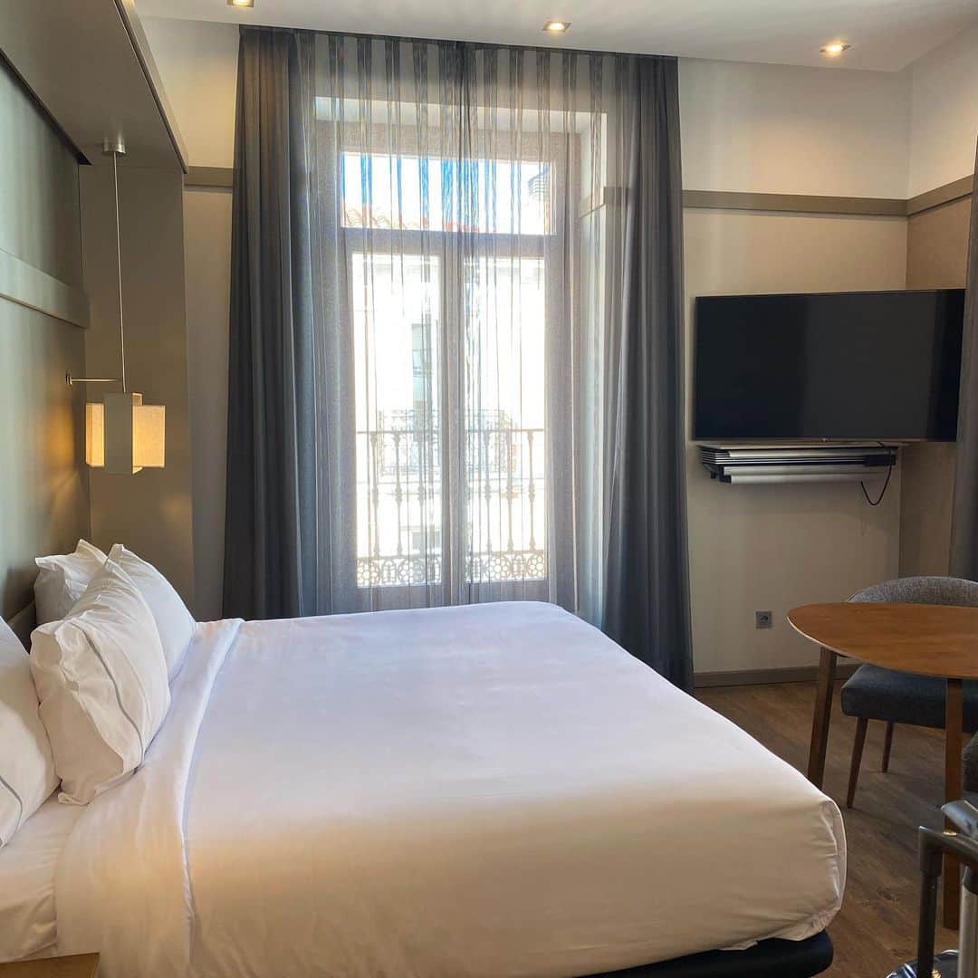 ベアトリス・レカリのインスタグラム：「Thank you @achotels @achotelrecoletos for the hospitality in my very quick (hours) transit in Madrid. Always feel like at home ❤️」