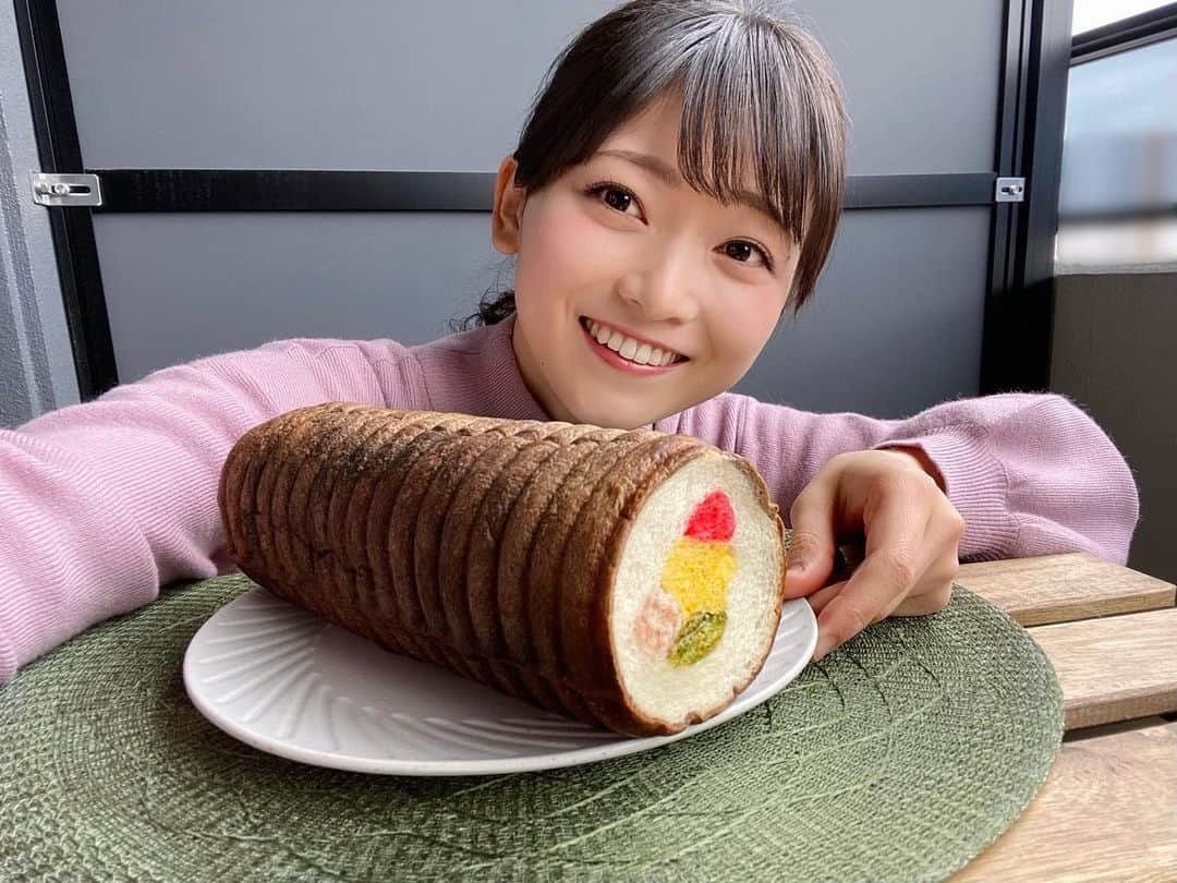 南雲穂波さんのインスタグラム写真 - (南雲穂波Instagram)「恵方巻きパン🍞 しっとりもちもち、緑茶やあんこの風味がする部分があって美味しかったです☻ ・ #恵方 が4方位しかないことを今年知りました！ 東北東・西南西・南南東・北北西・南南東…を5年周期で繰り返していて、2021年の#南南東 は出番多めです👹 西暦の下一桁の数字が4,9→東北東、0,5→西南西、1,3,6,8→南南東、2,7→北北西. ・ #恵方巻き #恵方巻きパン #ろうへるん #パンシェルジュ南雲 #メーテレ #アナウンサー #メーテレアナウンサー #名古屋テレビ #名古屋 #nagoya #南雲穂波」2月2日 15時19分 - honami_nagumo_nbn