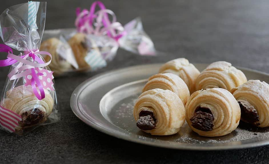 cook kafemaruのインスタグラム：「小さなチョコパイ🍫チョコを乗せたらクルクル巻いて焼くだけ❗️ 買ってきた材料でサクッと作れる、食感もサクッとでダブルサクサク☺️ 小さなお子さんにも出来るので、、楽しみながらおやつ作り❣️ 冬は洗い物で私の手もサクサク、間違えたガサガサに😁早くあったかくならないかなぁ🌷🌷🌷  #小さなチョコパイ #冷凍パイシートで簡単  #cookkafemaru#罪深いスイーツ」