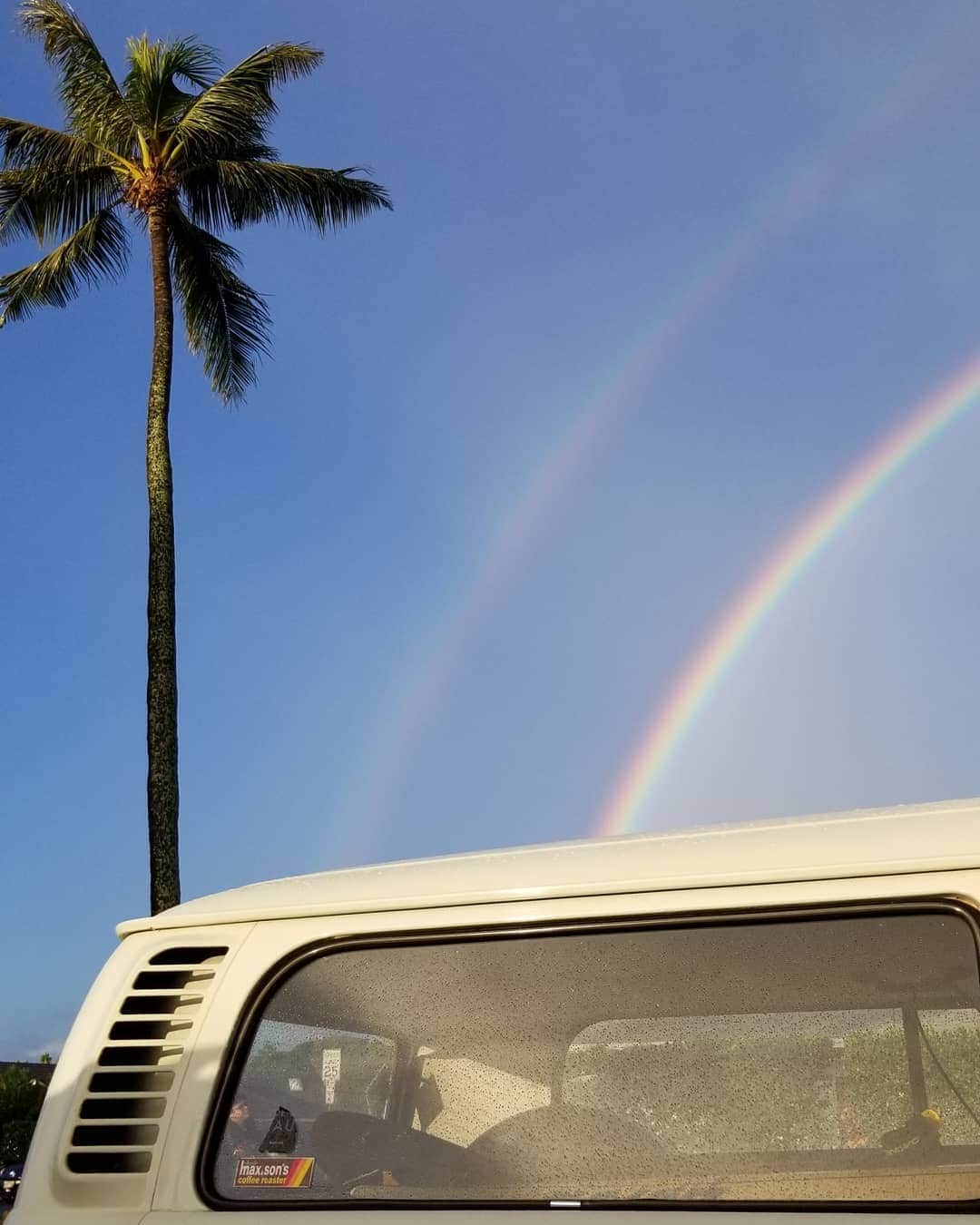 瀬川慶のインスタグラム：「Another pricelessmorning in Hawaii☺️ 何気ないハワイならではの朝の車窓🌈  #hawaii #aloha #norainnorainbow #honolulu #rainbowstate #ハワイ　#ハワイに行きたい #アロハ　#レインボー　#渋滞気にならない　#早く来てね  #瀬川慶」