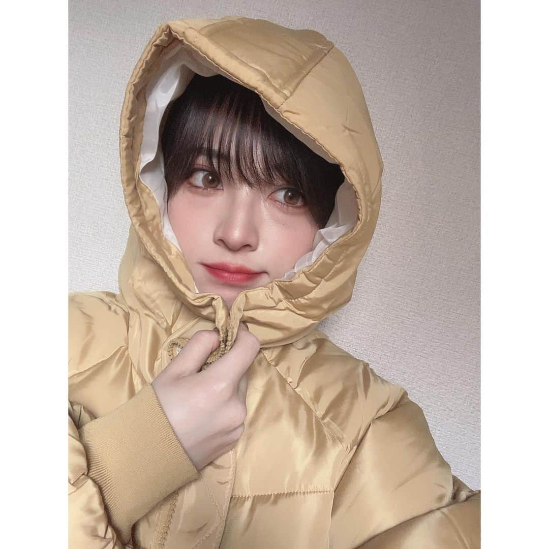 きょうかのインスタグラム：「💛🧥 ・ 新しい上着を着て久々自撮り 最近自撮りして無さすぎて撮り方忘れた笑笑 ・ 今日このまま出かけるんだけど、ちょっと暑かったかも…😇 ・ ・ #newwear #ダウンジャケット #ダウン #yellowcoat #shoplist #shoplistで購入 #急な自撮り大会 #自撮り #自撮り女子 #自撮り大会 #珍しく暖かい」