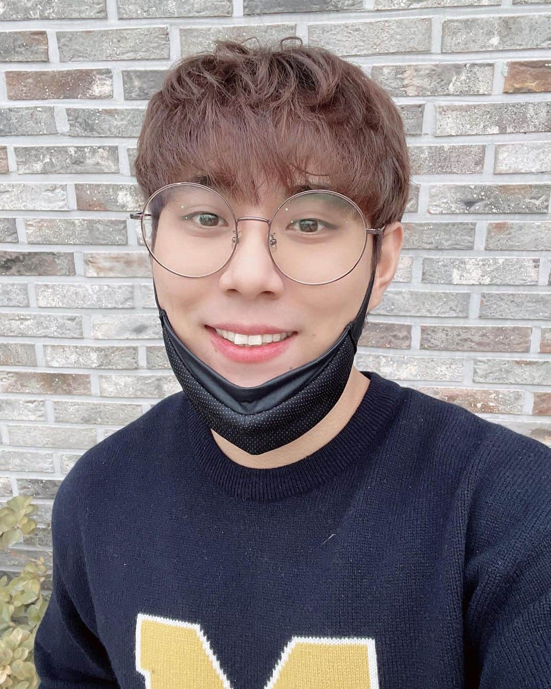 ジョンウク のインスタグラム：「이번달은 많이 웃으며 행복을 주는 사람이 되어보자!!! 이번주도 열심히 달립니다 방송 놀러오세영! 아프리카티비7시 정욱 추천&즐찾 부탁드려요 . . . . . . 아프리카티비#유튜브#정욱#7시」