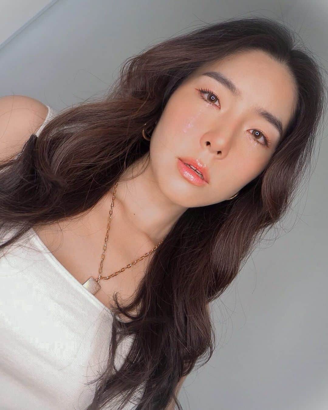 GYEON SEOのインスタグラム：「_* what do they call  . . @paintphetploy  @khantarot_ball  #cryingmakeup  #tearmakeup」