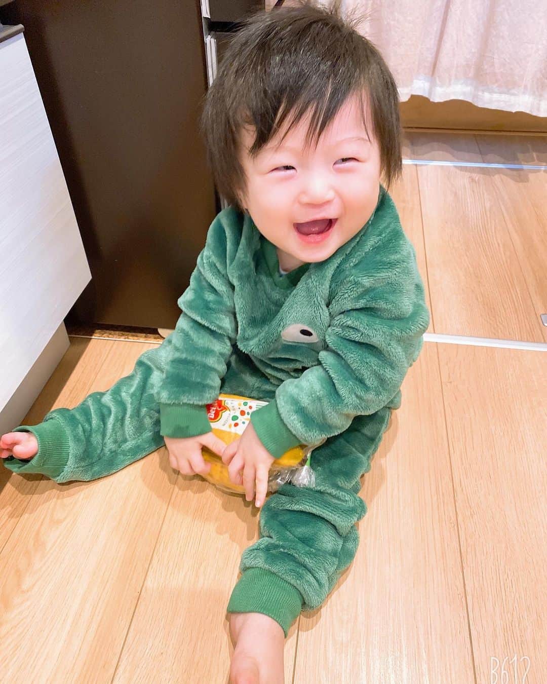 鈴木亜美さんのインスタグラム写真 - (鈴木亜美Instagram)「静かだなって思ったら、バナナをつかんで何やら企んでた🍌 好きだよね❣️バナナ🍌 食べてる顔は険しいけども… #もうすぐ1歳 #バナナ #一本ぺろり #ある場所知ってる #きゃー #ないと焦る」2月2日 15時18分 - amiamisuzuki