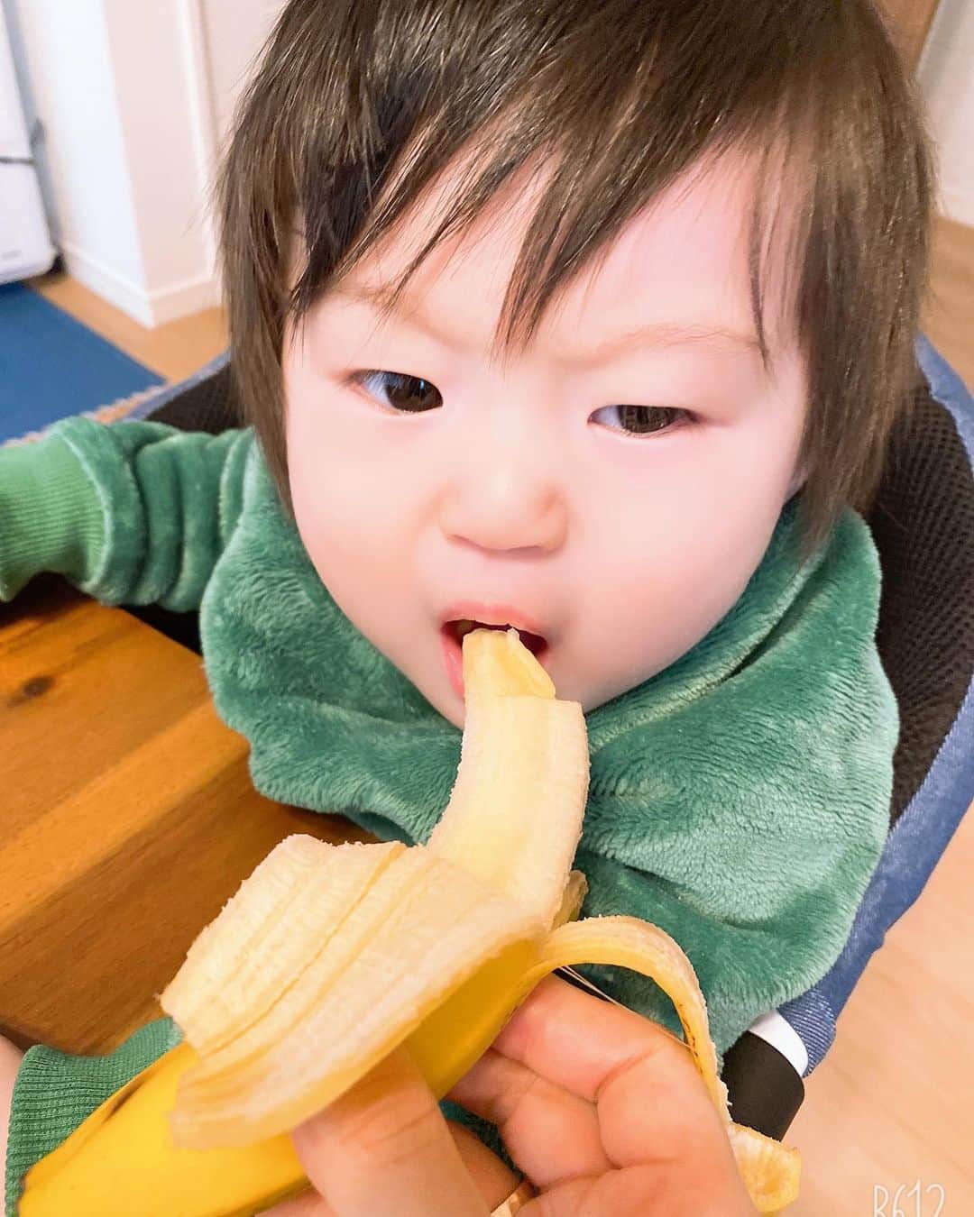 鈴木亜美さんのインスタグラム写真 - (鈴木亜美Instagram)「静かだなって思ったら、バナナをつかんで何やら企んでた🍌 好きだよね❣️バナナ🍌 食べてる顔は険しいけども… #もうすぐ1歳 #バナナ #一本ぺろり #ある場所知ってる #きゃー #ないと焦る」2月2日 15時18分 - amiamisuzuki