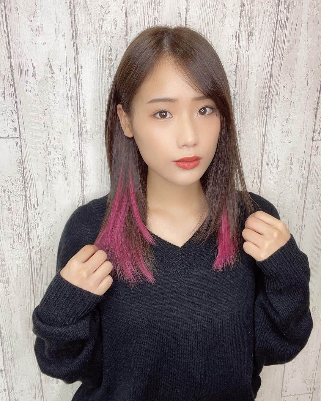 秋山ゆずきのインスタグラム：「. . 髪の毛メンテナンスしてもらいに #Lapis へ！ 髪の毛が生き返った〜！ サラサラ‪‪☺︎‬  かずやさん @lapis_kazuya  いつもありがとうございます💇‍♀️  #ヘアメンテナンス  #Lapis新宿 #lapis #美容室 #インナーカラー」