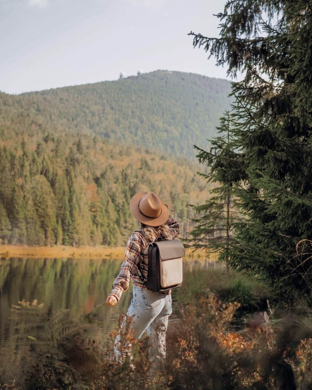 Kapten & Sonさんのインスタグラム写真 - (Kapten & SonInstagram)「'Find what brings you joy and go there.' 🌲 Into the woods with our backpack Tromso "Cream Black". ✨ @nadiine.o #bekapten #kaptenandson⁠ .⁠ .⁠ .⁠ #backpack #nature #mountains #onthego #explore #naturelover #style #fashion #inspiration #ootd #germany #bavaria」2月2日 15時30分 - kaptenandson