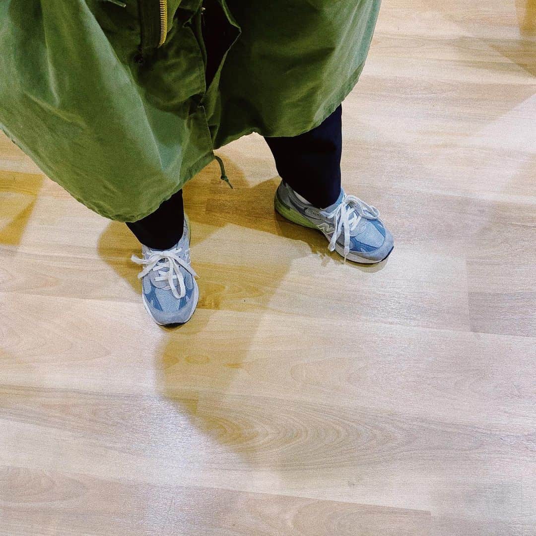 i_am_romikoのインスタグラム：「いつかの。 もみちゃんとの毎年恒例のXmasプレゼント交換❤︎ 今年はnewbalanceのスニーカー👟 いつも素敵なチョイスありがとう🙏 👶も今日で新生児終わり！早かったなぁ🤱 #妹からのXmasプレゼント🎁 #お揃いらしい #ナイスなチョイス #newbalance993 #生後28日目」
