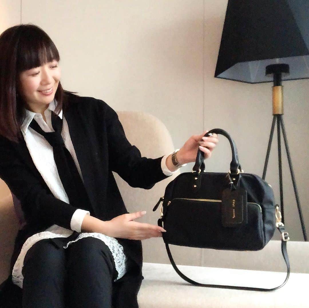 進藤やす子のインスタグラム：「✳︎ フェリシモさんのオリジナルブランド「IEDIT」とコラボして #ボストンバッグ を作りました👜 . こちらのバッグ単品だと6,800円なんですが、＋カタログ内のアイテムを1点以上買うと、なんと2,900円引きの3,900円になるという #いっしょ買いキャンペーン を実施！ . 発売は２月15日！ また近くなったら告知しますね🤗 . （ネームタグは私物。こんなふうに手持ちのお気に入りのタグやチャームをつけても可愛いです💕） . . #フェリシモ @felissimo_official  #進藤やす子コラボ #iedit @iedit_felissimo  #ミニボストンバッグ #ミニボストン #部分的レザー使い #いっしょ買い」