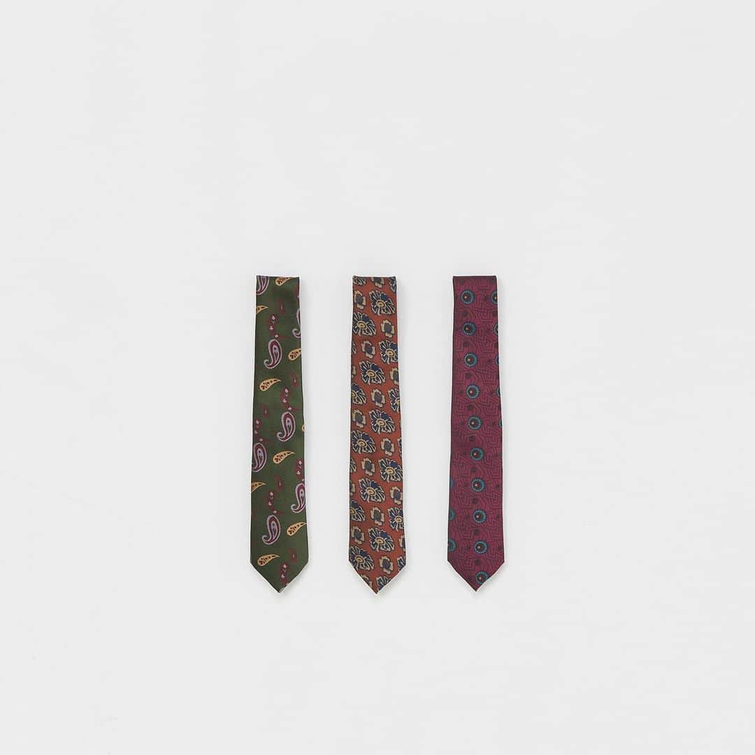 エンダースキーマのインスタグラム：「2021ws(winter/spring) will be at stores from the 6th of Feb﻿ *flagship stores @sukima_shop and retailers in Japan﻿ *abroad mid Mar﻿ ﻿ model: necktie﻿ color: paisley, flower, eyeball﻿ ﻿ #henderscheme #2021ws」