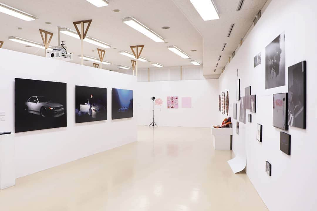 東京造形大学 Tokyo Zokei Universityさんのインスタグラム写真 - (東京造形大学 Tokyo Zokei UniversityInstagram)「_ 2020年度ZOKEI展 学内展示の様子 室内建築専攻領域、写真専攻領域 ・ 新型コロナウイルス感染拡大防止のため学内でご観覧いただくことはできませんが、1月23日（土）・24日（日）に行われた学内展示の様子をご紹介します。   ・ 2020年度ZOKEI展特設Webサイトは「ZOKEI展」で検索の上、ご観覧ください😊 ・ #ZOKEI展 #東京造形大学 #美術 #デザイン #アート #美大 #卒展 #卒業 #展覧会 #展示 #tokyozokeiuniversity #art #design #finearts #artuniversity #graduation #exhibition #zokei」2月2日 15時48分 - tokyo_zokei_univ_official