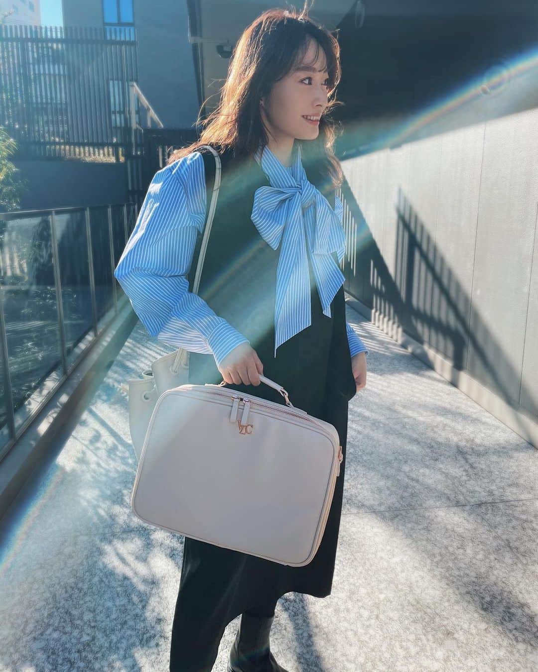 小祝麻里亜のインスタグラム：「たまにはカフェでお仕事☕️打ち合わせ🗣の時のPC入れられるバッグがなくって🥲  やっと可愛いのに出会えたよぉ〜❣️❣️(可愛くないと気分上がらないから🤣←)  PC💻も充電器も入るし、仕切りを作ることができるからメイクボックスにもなる一石二鳥のにしました❤️👍  これは美容専売品で美容免許がある方しか買えなくて諦めていたんですが、やっと買えるようになりました🧸💗💗 ( @volumelashescojapan のアカウントのトップ画面にあるリンクに飛ぶと【VLC会員以外〜】って書いてあるところから👌)  ショルダーもついてるから便利だよ🙆‍♀️PCバッグ探してる人、メイクボックス探してる人には強くおすすめです。ファッションにも馴染んで、大満足✨  ． ． ．＿＿＿＿＿＿＿＿ #outfit #coordinate #look #instafashion #bag #volumelashesco #パソコンケース #メイクボックス #셀스타그램 #얼스타그램 #코디 #스타일링 #데일리 #데일리룩」