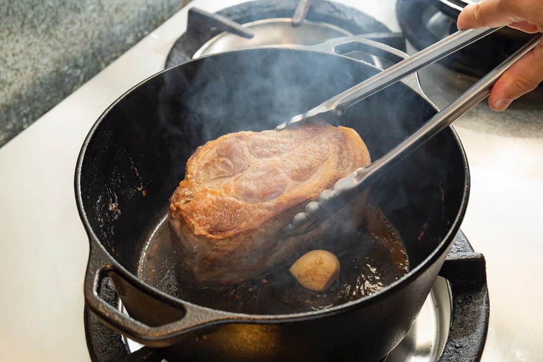 A&F Corporationさんのインスタグラム写真 - (A&F CorporationInstagram)「LODGEレシピ / 豚肩ロースのポットロースト  大活躍のアウトドアコーディネーター 小雀陣二さん @_suzumeya による、定番具材をしっかり使ったかんたんレシピです。  食材全体にじっくりと熱を加えるダブルダッチを使って、塊肉も野菜もホロホロに柔らかく仕上げます。まさにLODGEマジックです。  お肉と野菜の旨味が凝縮した手軽で豪華な塊肉料理、ぜひ試してみてください。  詳細はLODGEホームページをご確認ください。 https://www.lodge-cooking.com/recipe/outdoor/detail/118/  今年もレシピを定期的にご案内していきますので、ご期待ください。  #AandFCorp #AandF #AandFCountry #castiron #castironskillet #ロッジ #ロッジキャストアイアン #スキレット #スキレット料理 #おうちごはん #エイアンドエフ #エイアンドエフカントリー」2月2日 16時03分 - aandfcorp