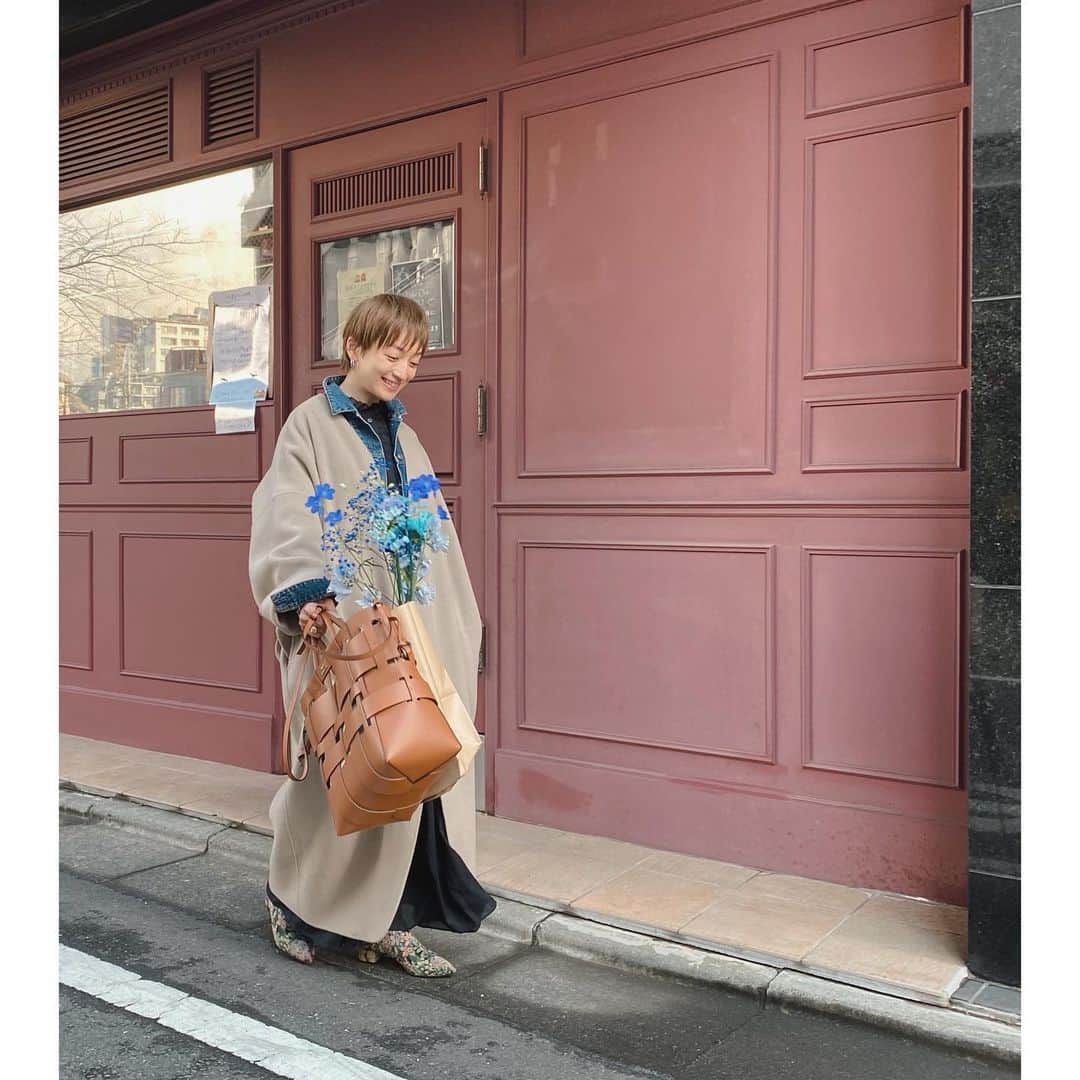 高山都さんのインスタグラム写真 - (高山都Instagram)「撮影で使ったお花が全部青くって、今日のコーディネートの差し色みたいで嬉しい。 暖かかったから、久々にタイツも履かずな日。 coat @curensology  denim jacket @acnestudios  one-piece @isabelmarant  bag @zanchetti_japan  boots @pellico_japan  mask @oblekt_jp × miyako takayama 冬服に飽きてきたら、Gジャンにコート重ねるのも毎年の定番スタイル。 襟は立てて、袖はキュッとのぞかせて。 バッグと靴は昨日と同じ。 マスクはもうすぐ新色が発売されますよー。 やっぱりつけ心地もいい。 壁の色がパリみたいな気分です。 #都ふく」2月2日 16時02分 - miyare38