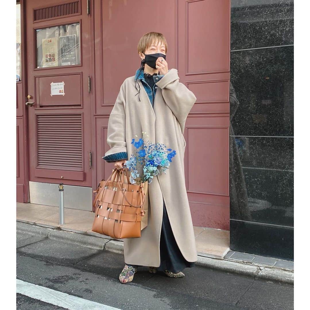 高山都さんのインスタグラム写真 - (高山都Instagram)「撮影で使ったお花が全部青くって、今日のコーディネートの差し色みたいで嬉しい。 暖かかったから、久々にタイツも履かずな日。 coat @curensology  denim jacket @acnestudios  one-piece @isabelmarant  bag @zanchetti_japan  boots @pellico_japan  mask @oblekt_jp × miyako takayama 冬服に飽きてきたら、Gジャンにコート重ねるのも毎年の定番スタイル。 襟は立てて、袖はキュッとのぞかせて。 バッグと靴は昨日と同じ。 マスクはもうすぐ新色が発売されますよー。 やっぱりつけ心地もいい。 壁の色がパリみたいな気分です。 #都ふく」2月2日 16時02分 - miyare38