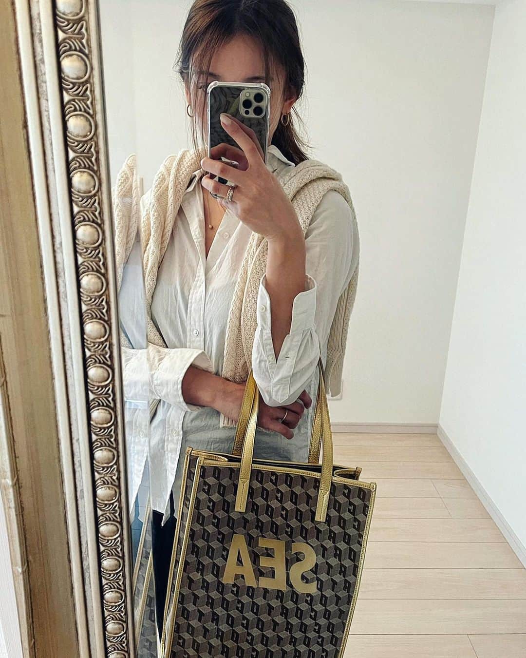里海のインスタグラム：「New👜  ありがとうございます👜👜  @windandsea_wear  @cortomoltedo」