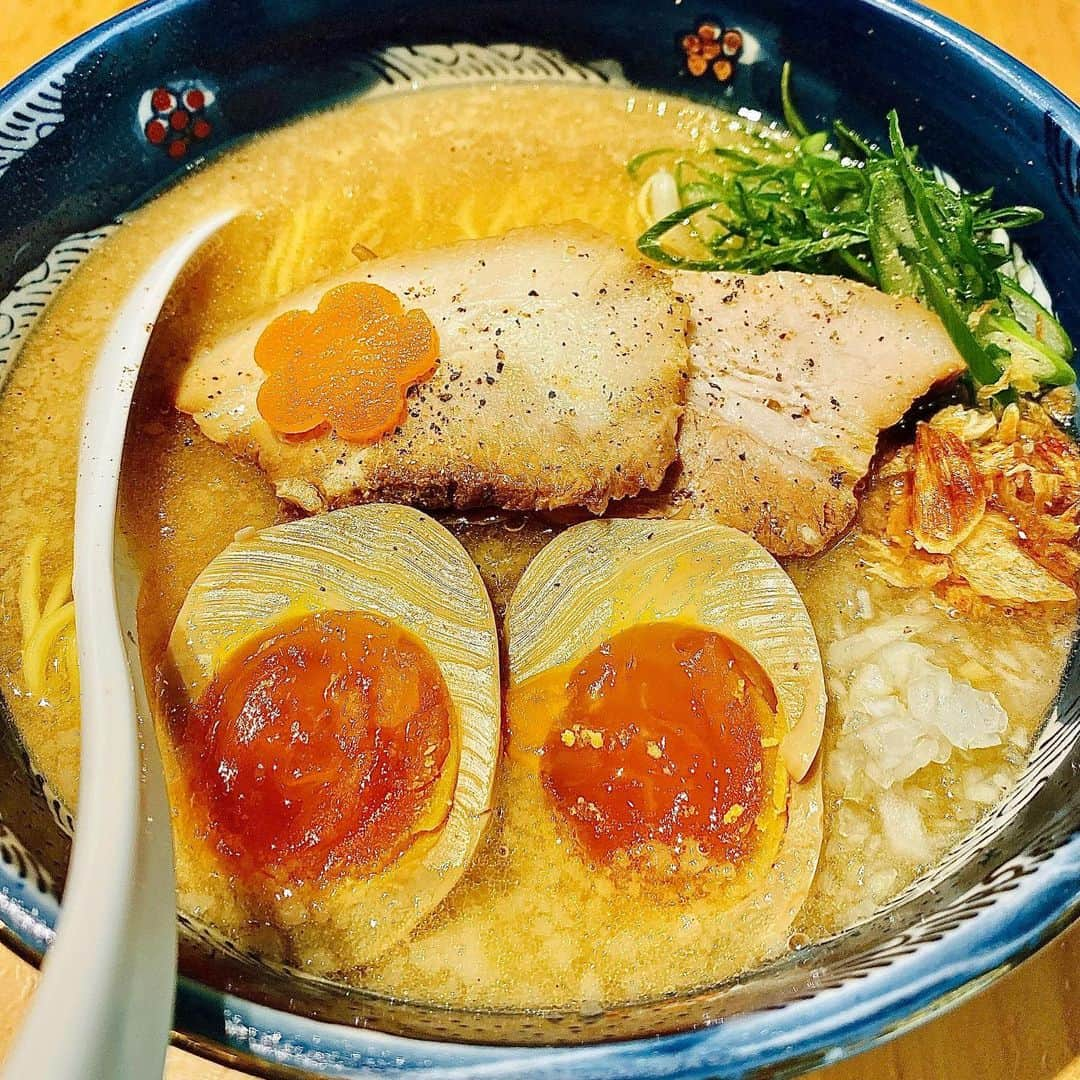 都丸ちよのインスタグラム：「. . . すっごく久しぶりのラーメン🥲✨ . 赤坂　なかご . ファンの方に教えてもらった場所！ . 背脂ってなんであんなに甘くて美味しいの？？？？一生背脂飲んでたい😞 . 今日はランニングと半身浴します… . 事務所の近くなのでまた行きたいな！ . . . #赤坂 #ラーメン  #なかご」