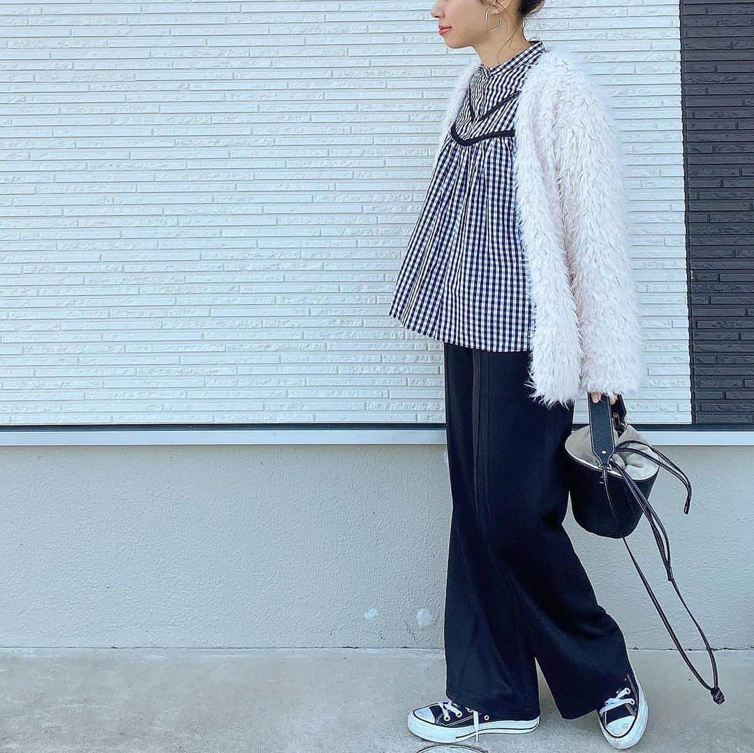 keicoさんのインスタグラム写真 - (keicoInstagram)「娘が撮ってくれるとやたら動く👵♡ ______________________________ @me_____official  ハイウエストパンツblackバージョン🖤 outer／#mite tops／#zara pants／#me__official  shoes／ #converse bag／ #ayakobag  ______________________________ #locari#大人カジュアル#ママコーデ#カジュアルコーデ#153cmコーデ#大人ファッション#アラフォーコーデ#おちびコーデ#アラサーコーデ#オトナカジュアル#大人ガーリー#きれいめカジュアル#ザラジョ#大人カジュアルコーデ#ミディアムヘア#ザラコーデ#アラフォーママ#春コーデ#低身長#低身長コーデ#モノトーンコーデ#コンバース #お団子ヘア#ワイドパンツ#ミテガール」2月2日 7時02分 - loverara.loverara