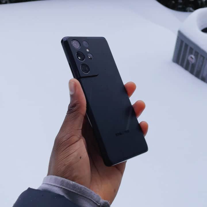 マーケス・ブラウンリーのインスタグラム：「Unofficial NYC snow measurement (I nearly lost the damn phone lol)」