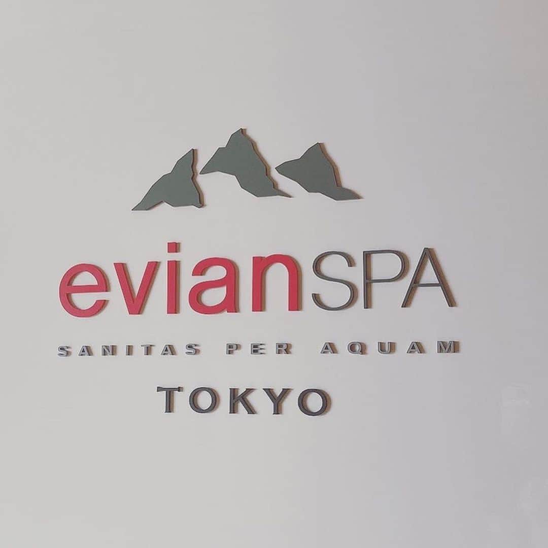 金子エミさんのインスタグラム写真 - (金子エミInstagram)「このコロナで練習環境を含め苦しんだ1年。 ダウン症世界水泳の日程が決まりました。 その日まで418日！✨  こちらの写真のプールは2組だけの 人数制限をされている 【evian spa】 エビアンのお水でできたプールは お水がなめらかでお肌に優しいプールでした。 また行きたいなあ🤍  #パレスホテル東京  #evianspa」2月2日 7時05分 - emikaneko1114