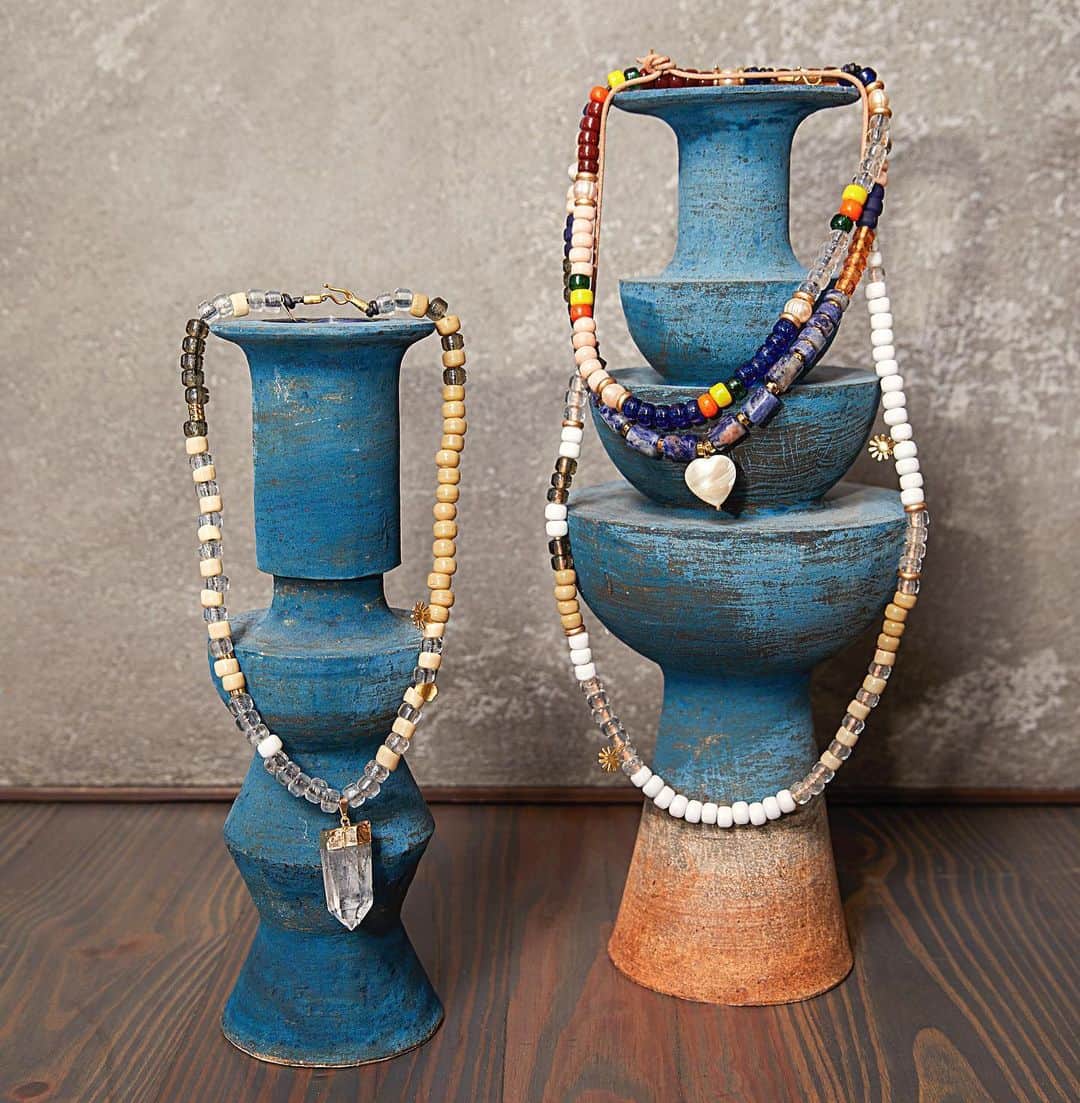 レベッカミンコフのインスタグラム：「Many of you have asked  about the beaded necklaces I wear and I’m so excited to finally share our collaboration with @sunnydaze.jewelry . This collaboration embraces our bohemian spirit with a mix of semiprecious elements, organic glass, freshwater pearls, corals and leather. Now available on the site!」