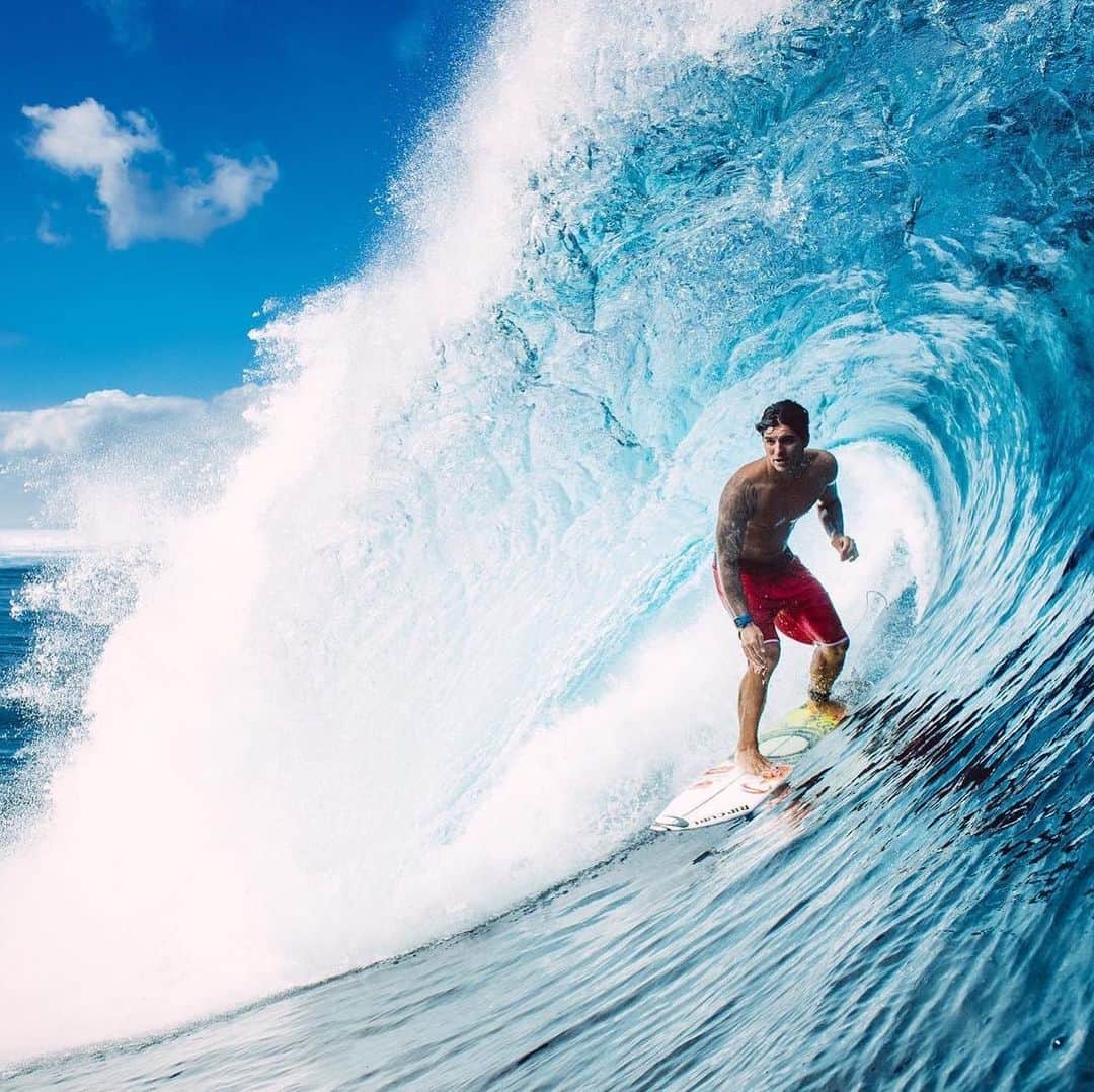 ガブリエル・メディーナのインスタグラム：「It's barrel time! 🤙🏻 Acumulando tempo e distância dentro dos tubos #SearchGPS 2 ⌚📡🌍 @ripcurl_brasil」