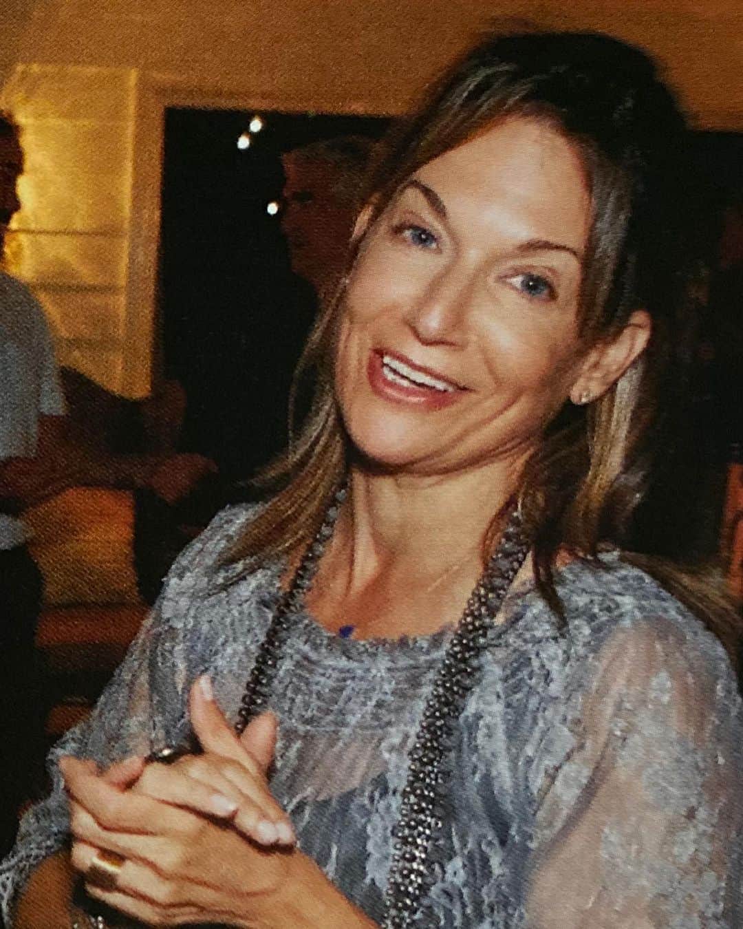 ダン・ブカティンスキーのインスタグラム：「My heart is broken today.  My dear dear friend Jamie Tarses has left us... I had the good fortune of meeting her as my producer on a writing project — and that was it. We were in love. Then to join her cast of #MarryMe and collaborate on so many others.  A fierce protector of the creative process & the STORY!  But it was in her role as my friend & confidante - fellow mom - her wisdom and wit and tenacity and impeccable taste and —that smile!  And the laughter! Her capacity to love her friends, yes, but her family most of all. Truly awesome.  I miss her so much. But feel richer for having known her.  RIP sweet Jamie.  Please donate in her honor to @youngstorytellers LINK IN BIO」