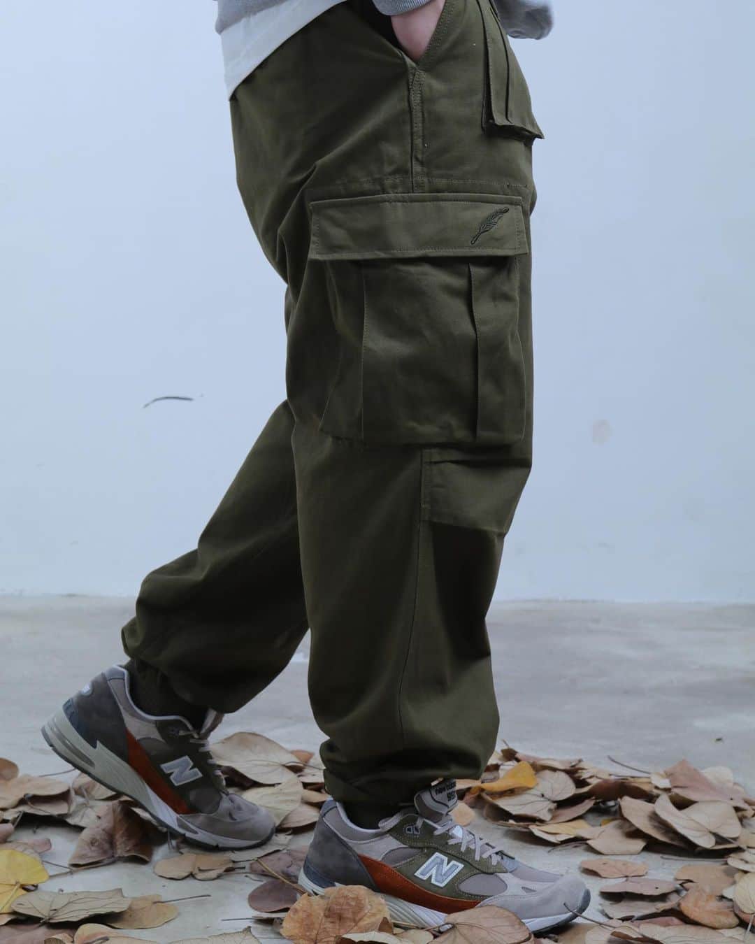 パブリッシュブランドのインスタグラム：「We are excited to release these SMU styles with our friends @popcorngeneralstore in Hong Kong for CYN.   First up is the Military baggy cargo pant—wide baggy fit, adjustable hem with elastic cord and stopper, and available in olive and khaki.  . . . . #publishbrand #todayfortomorrow #smu」