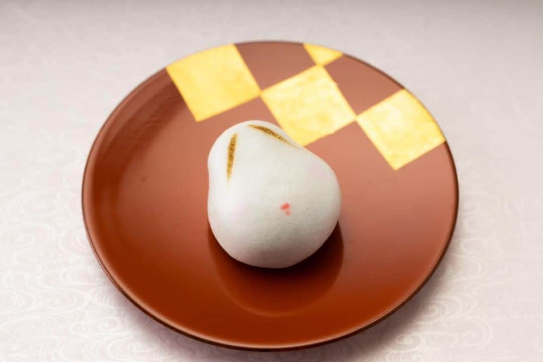 Toru Tsuchieさんのインスタグラム写真 - (Toru TsuchieInstagram)「今日の和菓子はねりきりで作った #赤鬼 です。 ねりきりとは白餡に餅や芋を混ぜて作った和菓子で 茶道 で使われる「主菓子」の一種です。 販売しています。  今日は１２４年ぶりだかの２月２日の節分なんだそうです。 どうやって節分が決まるのか知りませんが不思議です。  そんなことよりも水曜大工の部屋にベンチ置きました。 頑張るかどうかは分かりませんが準備はできました。  フェイスブックページのいいね！もよろしくお願いします。 https://www.facebook.com/shishisu/ I would like a job request from you. Today's wagashi is #red #devil with Nerikiri. The Nerikiri is the material of wagashi made by mixing the rice cake and yam in white bean. Is a kind of "Jounamagashi" as used in the tea ceremony. The sweets I've made for the shooting. #福泉堂  #和菓子  #出雲 #節分 #ジム #和菓子 #生菓子 #Recrutamento para empregos de meio período #アルバイト募集 #鬼 #japandesign #eos #福はうち」2月2日 7時36分 - choppe_tt
