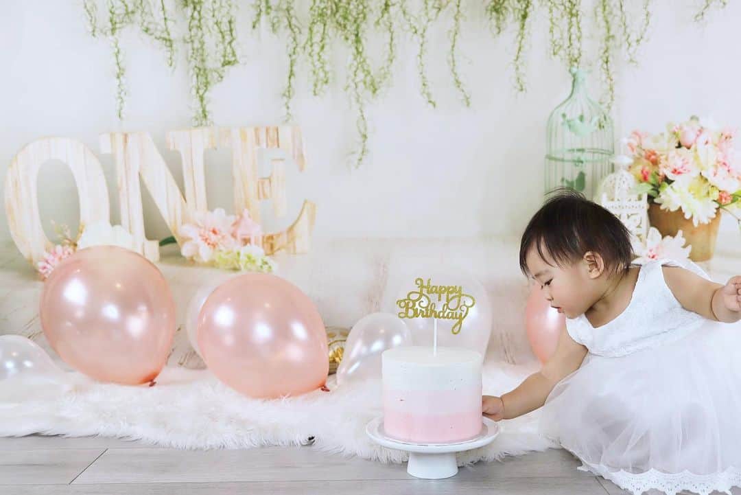 MayaTさんのインスタグラム写真 - (MayaTInstagram)「I’m one proud mama to this little human, happy birthday my princess🌸 I look forward watching you grow everyday!! Dada and Mama love you so so so much💕  Thank you so much @_meltolentino @flourishette for making her very first birthday cake!!! So beautiful and yummy✨  Photos by my hubby :)  #1stbirthday #happybirthday #babygirl #momlife #family」2月2日 7時29分 - mayat_official