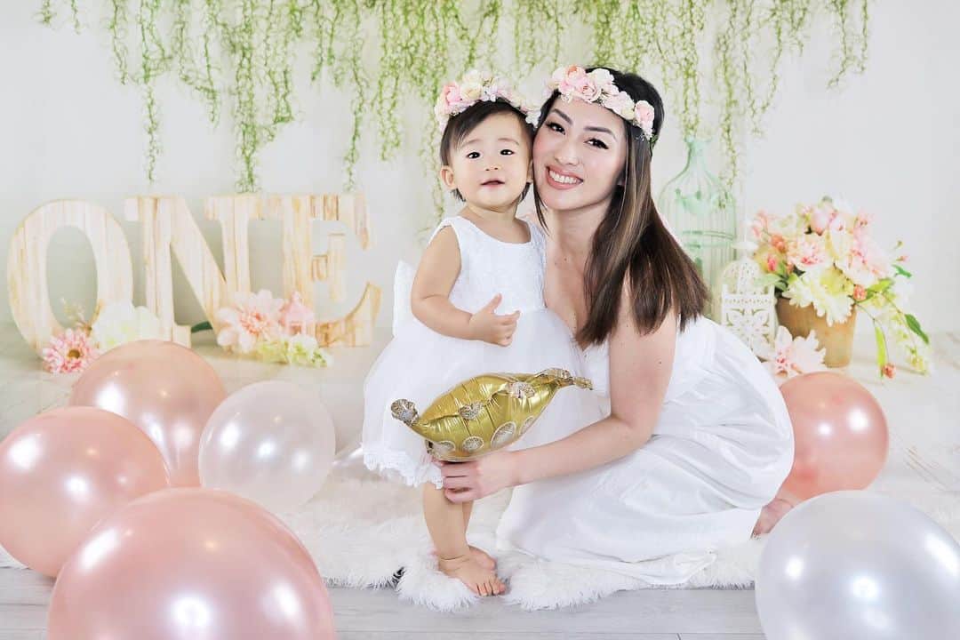 MayaTのインスタグラム：「I’m one proud mama to this little human, happy birthday my princess🌸 I look forward watching you grow everyday!! Dada and Mama love you so so so much💕  Thank you so much @_meltolentino @flourishette for making her very first birthday cake!!! So beautiful and yummy✨  Photos by my hubby :)  #1stbirthday #happybirthday #babygirl #momlife #family」