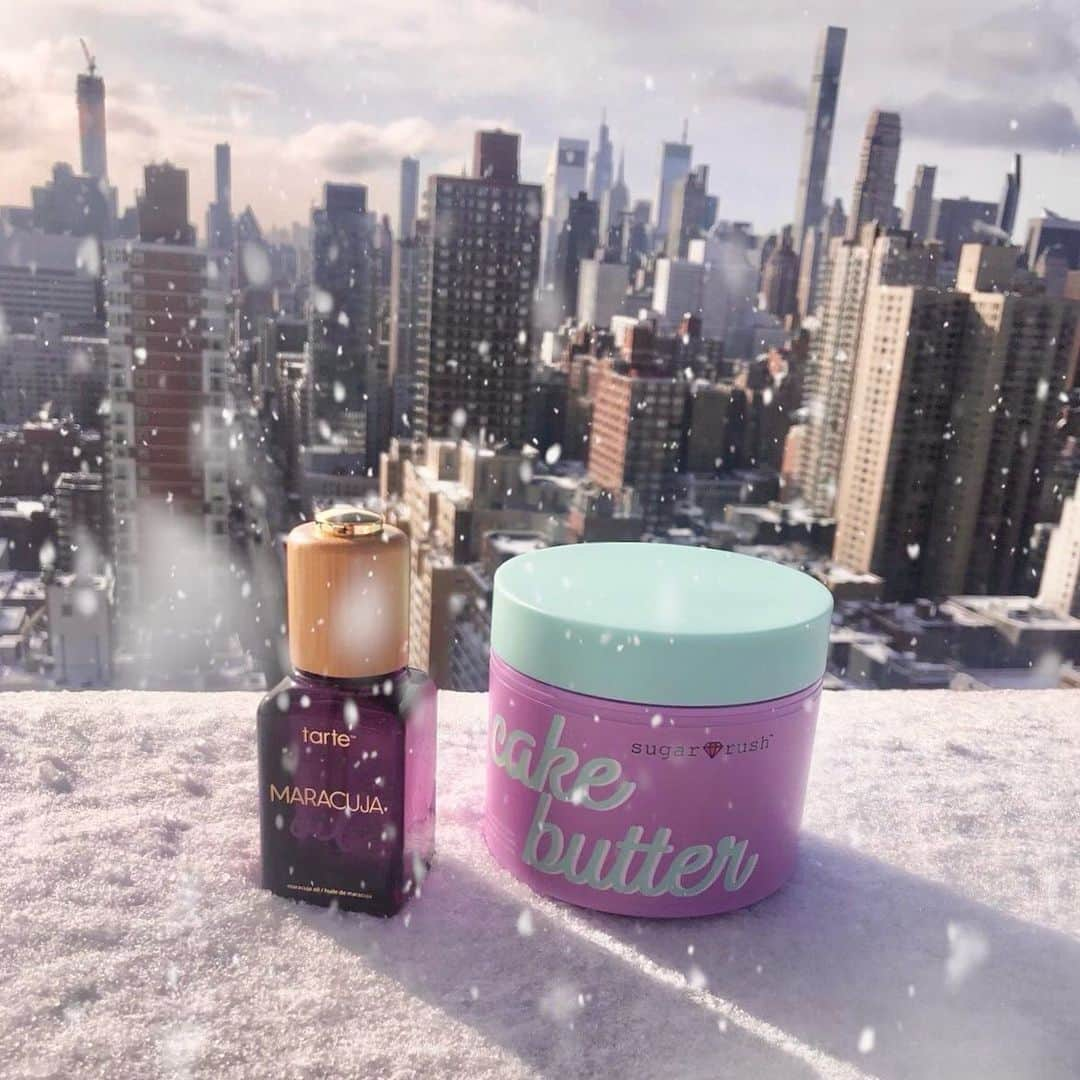 Tarte Cosmeticsさんのインスタグラム写真 - (Tarte CosmeticsInstagram)「Anyone else wake up to a winter wonderland? ❄️☃️ Keep your winter skin hydrated even during a blizzard with our maracuja vegan oil & @sugarrush cake butter vegan whipped body butter! 💧 #snowday #winterskincare」2月2日 7時33分 - tartecosmetics