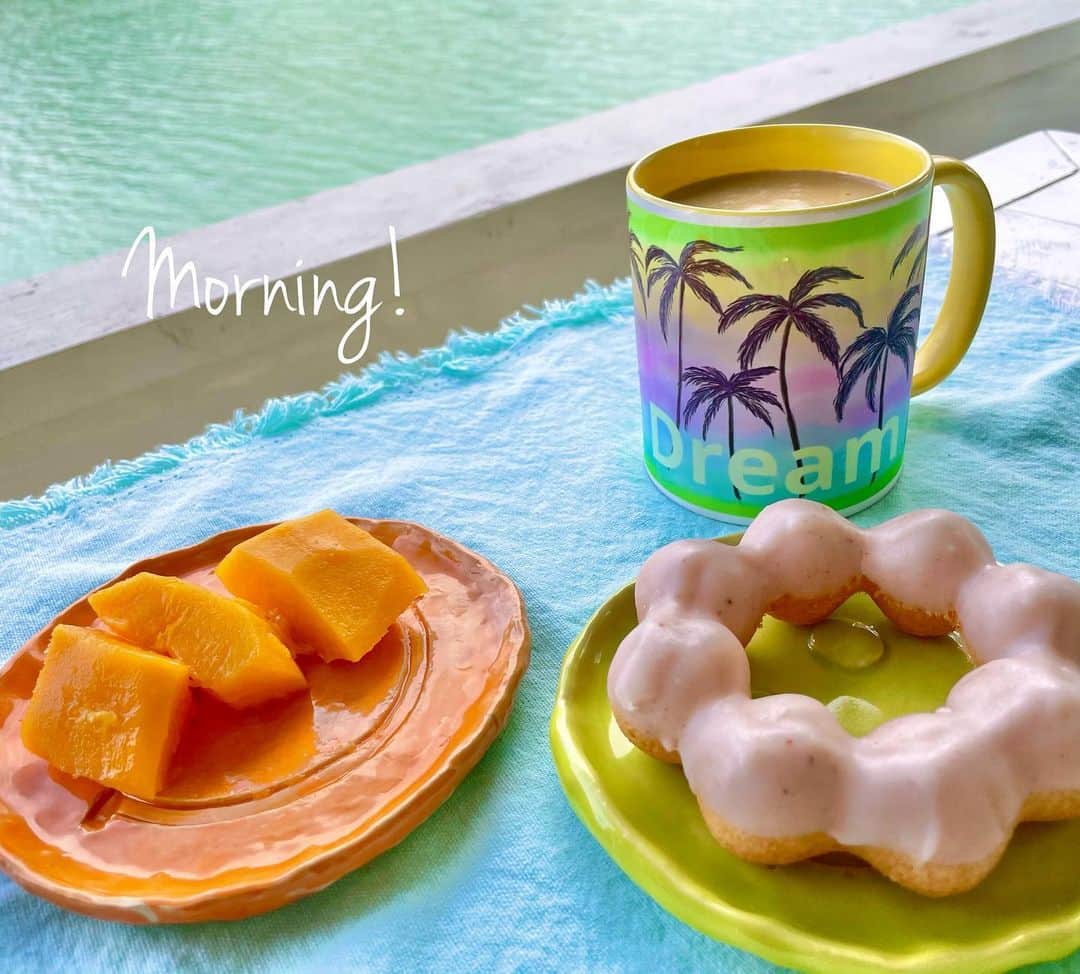 Moco Lima Hawaiiさんのインスタグラム写真 - (Moco Lima HawaiiInstagram)「MLH Palm Trees Mug Cup,  Lips Mug and Waves Mug, Made by Moco  私の朝はいつもアンヘルシー！にこちゃんも笑ってません。  #donuts#doughnuts#sugaraddict#sugar#sugaraddiction#coffeeaddict#coffeelover#breakfast#morning#everymorning#unhealthy#weak#muglife#original#mug#mocolima#mocolimahawaii#朝ごはん#砂糖#ドーナツ#コーヒー#コーヒー好き#甘いもの好き#甘いもの好きな人と繋がりたい#ドーナツ#スコーン#ペストリー#デニッシュ#おやつ#スイーツ#スイーツ女子」2月2日 7時35分 - mocolimahawaii