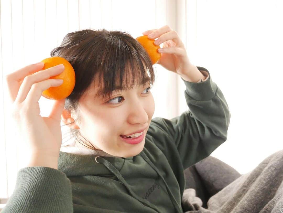 吉田華恋のインスタグラム：「セルフ生写真GETしてくだされ〜〜みかん！  こたつでみかんしたかったけどこたつがないんでソファーでみかんです」