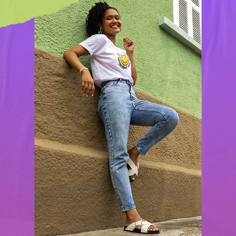 ザクシーのインスタグラム：「Vamos de lançamento? A #ZaxyChoice é um novo modelinho de slide anatômico. Versátil, levinho e super moderno pra você compor vários lookinhos despojados. Ah, e o melhor: tem várias cores esperando o seu clique no nosso site 😍  Compre agora mesmo pelas tags no post, pelo link na bio ou na nossa loja online www.zaxy.com.br  #pracegover #pratodosverem: Na foto, temos uma parede na cor verde e marrom. No centro, temos uma mulher negra. Ela veste uma blusa branca e uma calça mom jeans. Nos pés, ela usa a Zaxy Choice na cor branca. Esse modelo possui 2 tiras largas cruzadas.」