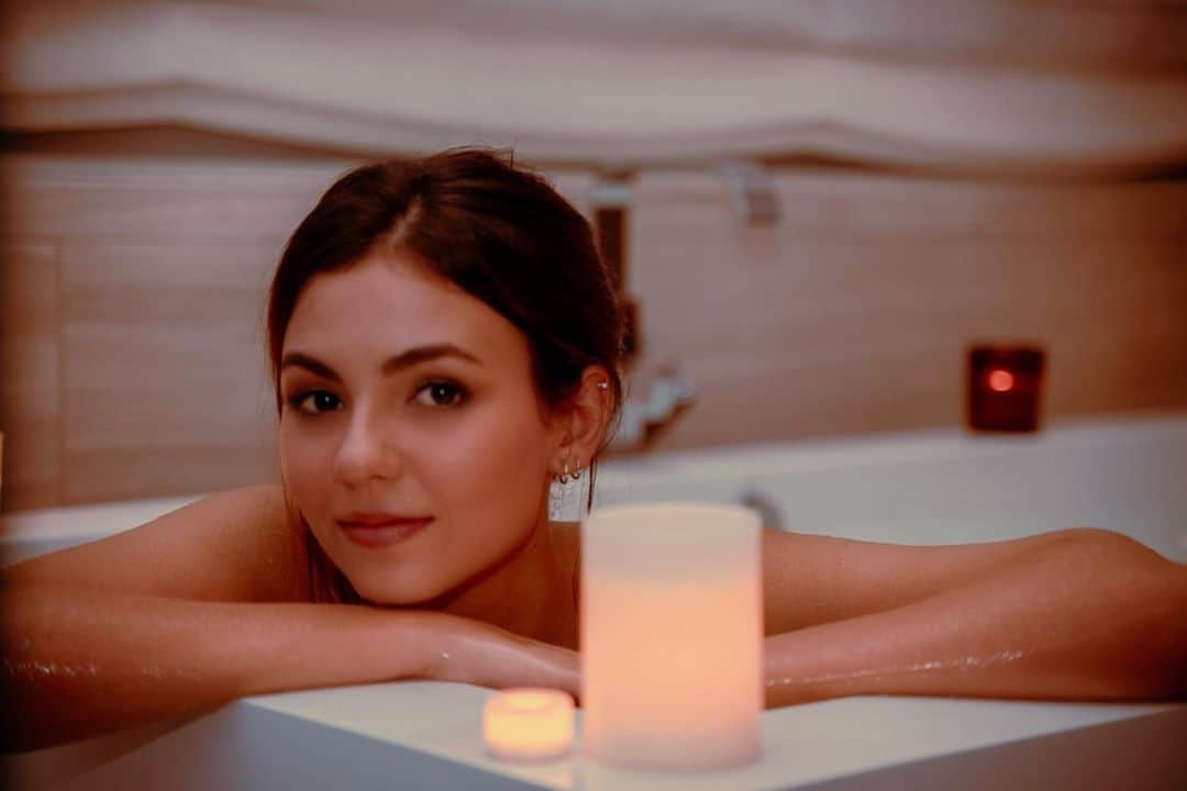 ヴィクトリア・ジャスティスのインスタグラム：「The #TreatMyself music video has 3 million views 😱 Thank you guys so much for listening & watching & supporting, it means the world. 🙏🏼 Link in bio if you haven’t seen it yet :)」