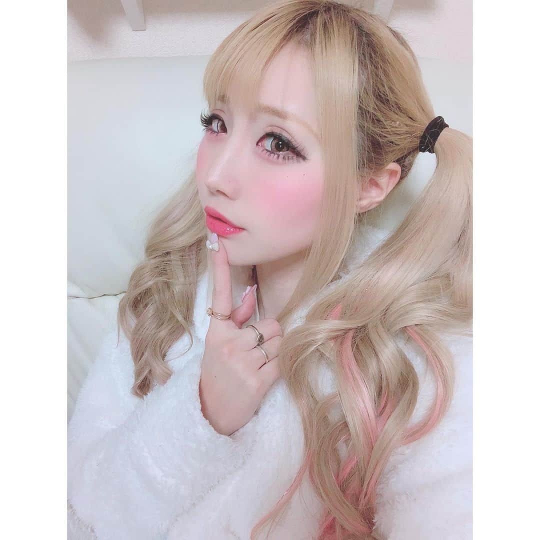 ちいめろのインスタグラム：「巻き髪ツインテが1番好き🥴❤  #ちいめろ #ツインテール #時差グラム」