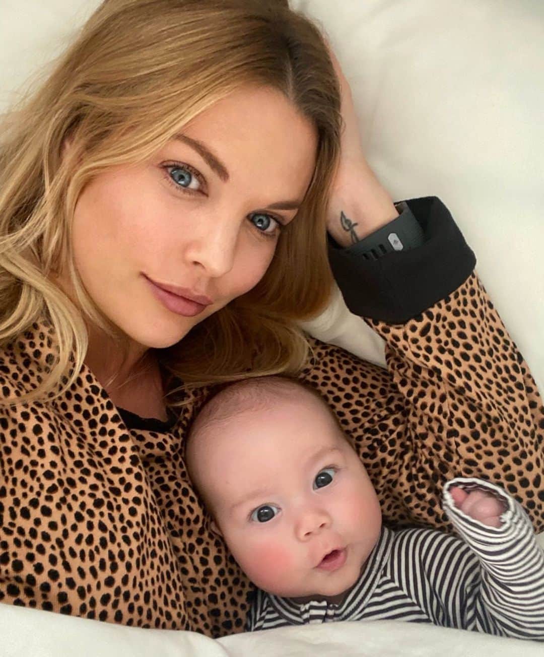 ジョーディ・スミスのインスタグラム：「10 years together and 7 married. I can’t thank you enough for all the amazing times. I am still madly in love with you and can’t wait to spend forever together. Especially now having our main man Ziggy. Happy anniversary my love. @lyndall_m_smith」