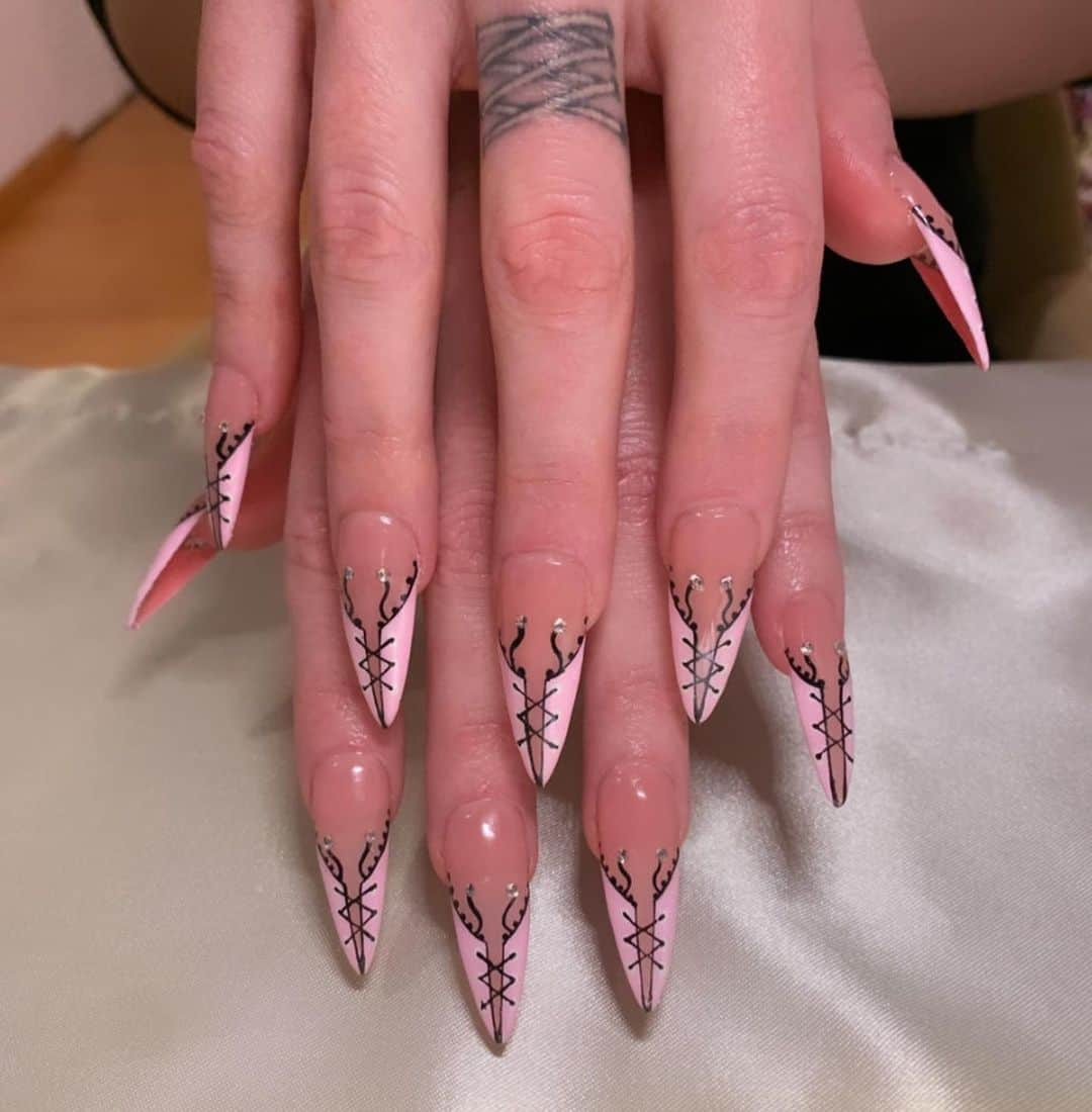 Mei Kawajiriさんのインスタグラム写真 - (Mei KawajiriInstagram)「🎀熱🔥 @daniela_lalita #corset #nailsbymei」2月2日 7時57分 - nailsbymei