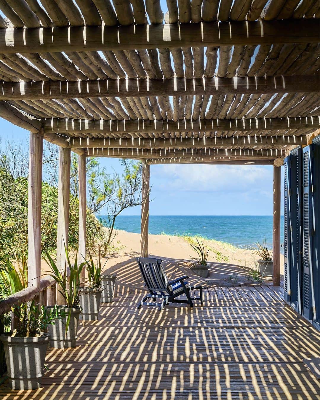 ELLE DECORさんのインスタグラム写真 - (ELLE DECORInstagram)「A pergola of eucalyptus poles shades the terrace of a beachfront vacation home in Punta Piedras, Uruguay, once owned by the late Argentine architect Mario Connio. For the current homeowners, their time here serves as a pause from the hectic flow of city life: breakfasts eaten in the courtyard, afternoons lying by the pool, and evenings watching the sunset from the front deck. Click the link in bio for the full tour as seen in our Jan/Feb 2021 issue. Written by @karinaztn, produced by @dmmaciver, photography by @ricardolabougle.」2月2日 8時01分 - elledecor