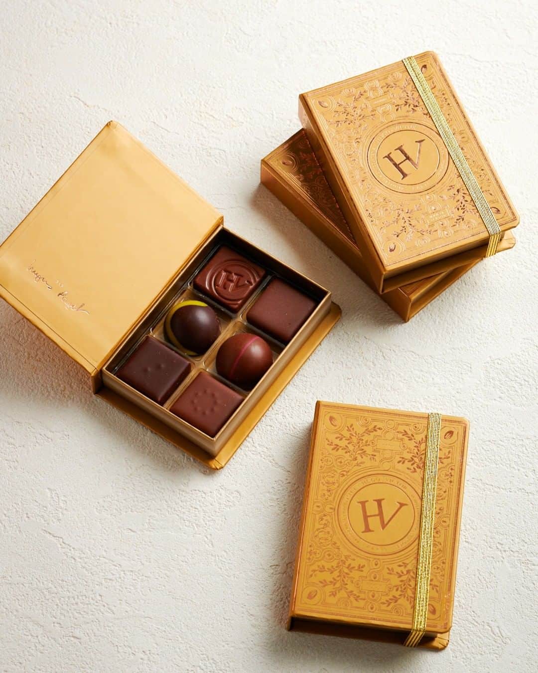 のインスタグラム：「＼まだ間に合う！／ 今年の阪急うめだ本店限定のカルネはゴールドのカルネ。その名も”Carnet d'Or (カルネ ドール) ”。 . 3種の新作ショコラを加えた6個入りのカルネです。すでに店頭販売分は売り切れてしまいました(ありがとうございます！)。まだ、WEB販売分がわずかにございますので、ぜひご検討の方はお早めにお買い求めくださいませ。 . . . ✳︎━━━━━━━━━━━━━━━━━━━━━━✳︎ ■Carnet d'Or ■カルネ ドール ■2,800円(税別) ■阪急うめだ本店限定 @@hankyu_choco のプロフィールよりオンラインストアをcheck! ✳︎━━━━━━━━━━━━━━━━━━━━━━✳︎ . . . #hugoetvictor #hugoandvictor #hugovictor #patissier #chocolatier #patisserie #chocolaterie #sweets #chocolat #cake #gift #gourmet #tokyogourmet #ユーゴアンドヴィクトール #チョコレート #パティスリー #ショコラトリー #ショコラ #グルメ #美味しい #スイーツ #東京グルメ #パティシエ #ショコラティエ #ギフト #手土産 #chocolate #阪急うめだ本店限定 #valentine #バレンタイン」