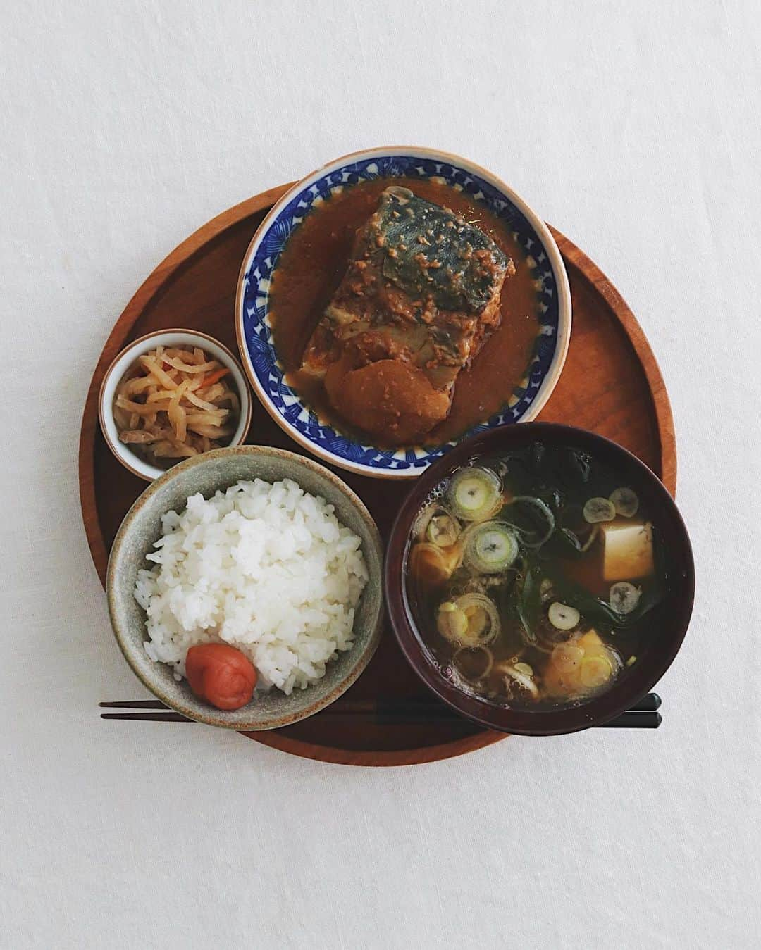 樋口正樹さんのインスタグラム写真 - (樋口正樹Instagram)「Today's breakfast . 今朝はサバ味噌、白飯、 梅干し、切り干し大根、 わかめと豆腐の味噌汁。 . . . #朝ごはん #朝食 #さば味噌定食 #サバ味噌煮 #煮魚定食 #切り干し大根 #味噌汁 #和朝食 #おいしい朝食 #理想の朝食 #おうちごはんlover #japanesebreakfast #japanesefood」2月2日 8時11分 - higuccini