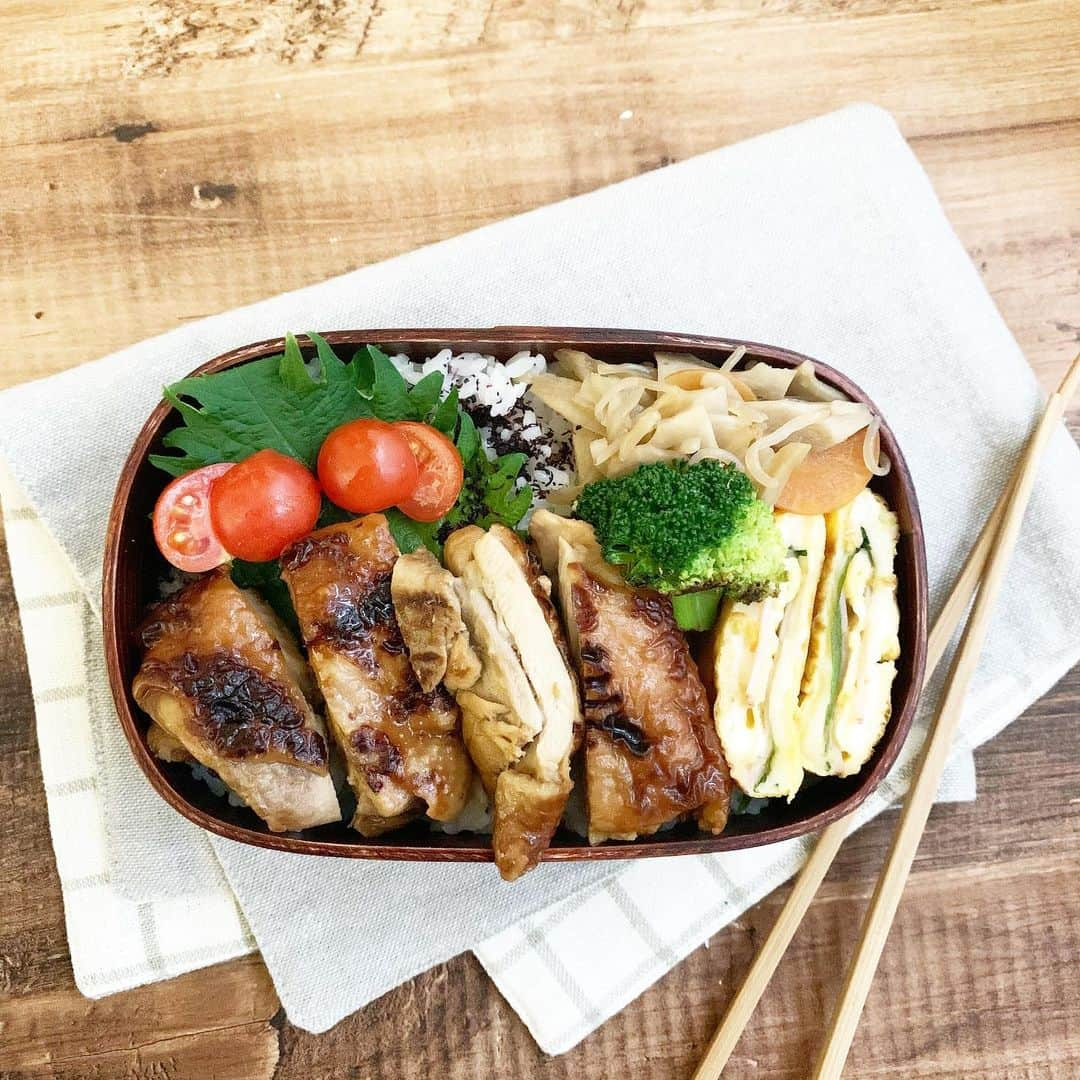 金子あきこのインスタグラム：「#お弁当 #鶏肉の酢漬け焼き ←作り置き #チーズ入り卵焼き #焼きブロッコリー　←茹でたの焼いただけ #根菜のきんぴら　←作り置き ・ ・ ・ ほぼ作り置きでまわすお弁当。 頑張らない手作り弁当。 ・ ・ ・ #男子弁当#高校生弁当#男子ママ#食べ盛り#米食#成長期#残り物#リメイクおかず#作り置き#取り置きおかず#節約#節約弁当#健康#食物繊維#発酵食品#腸内環境#美容#免疫力#ダイエット#主婦#管理栄養士#節約美容料理研究家#aricofood#金子あきこ#船橋」