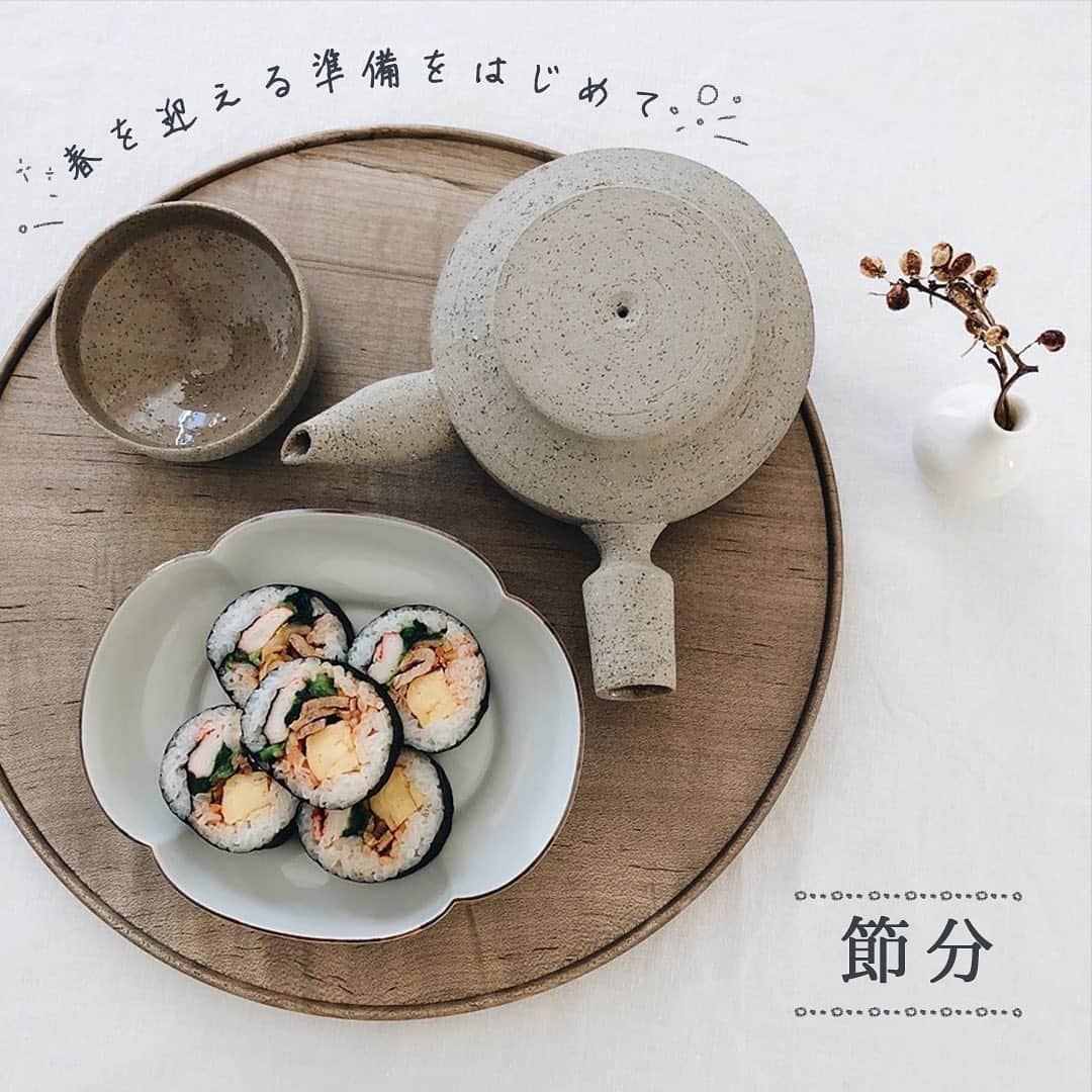 cocoroneのインスタグラム：「.﻿ 今年の節分は2月2日。﻿ ﻿ いつもよりほんの少しだけど﻿ 春が早く訪れる気がして﻿ 嬉しくなります。﻿ ﻿ おうちで過ごす季節の区切り。﻿ 家族に好評のキンパを﻿ 楽しみたいと思います。﻿ ﻿ ◆トーンを揃えて楽しむ﻿ 内田悠さんの木のトレーに﻿ 水野克俊さんの白いうつわと﻿ 3RD CERAMICSのグレージュの急須を添えて。﻿ ﻿ やさしい色でそろえた食卓には﻿ どこか温かみも漂っています。﻿ ﻿ ◆鮮やかなうつわで華やかに仕上げて﻿ 冴え渡るブルーの﻿ 宮本めぐみさんのうつわ。﻿ ﻿ 行事の食卓を華やかに仕上げるだけでなく﻿ 料理をしっかりと引き立ててくれます。﻿ ﻿ ◆木×白の組み合わせでほっこりと﻿ 南裕基さんの木のトレーに﻿ 節分らしいお菓子をちょこんとのせて。﻿ ﻿ 白いうつわを組み合わせれば﻿ ナチュラルでほっこりする食卓に仕上がりそうです。﻿ ﻿ ＊＊＊﻿ 柊木と鰯、福豆を用意して﻿ 一年の厄を祓いたいと思います。﻿ ﻿ 節目を大切にしながら﻿ 少しずつ春を迎える準備を﻿ していこうかな。﻿ ﻿ Special Thanks by﻿ @unjour_de_fluers﻿ @petit_poco﻿ @sayaka0624m﻿ @sasacoco﻿ ﻿ １枚目：#内田悠 さんの木のトレー、#水野克俊 さんの白いうつわ、#3rdceramics の急須﻿ ２枚目：#宮本めぐみ さんのうつわ﻿ ３枚目：#南裕基 さんの木のお盆、#広瀬佳子 さんの湯呑み、#石川隆児 さんのうつわ（湯呑みの下のうつわ）、#竹口要 さんの豆皿（写真下部）﻿ ﻿ #cocorone﻿ #cocoronedays﻿ #こころね﻿ ﻿ #器 #器好き #器のある暮らし #うつわ  #うつわ好き #うつわが好き #うつわのある暮らし #食器 #食器好き #器好きな人と繋がりたい #食卓 #テーブルコーディネート #テーブルフォト #節分 #節分の日 #節分ごはん #キンパ #立春」