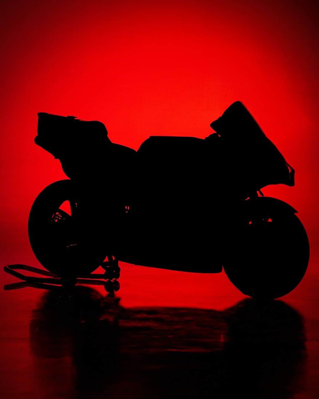 Ducati Japanさんのインスタグラム写真 - (Ducati JapanInstagram)「【MotoGP】新しいレースシーズンの幕開けが近づいています。深紅に輝くオフィシャルマシン、2021仕様のデスモセディチGPの公開はもうすぐです。 2月9日午後4時（イタリア時間、日本時間：2月10日午前0時）に、ドゥカティのウェブサイト、ドゥカティの公式YouTubeチャンネルおよびFacebookでこの発表会をフォローしてください。 ご期待下さい。  詳細は、プロフィール( @ducatijapan )のリンクよりドゥカティ ジャパンのサイトをご覧ください。  #ドゥカティいいじゃん #DucatiTeam2021 #ForzaDucati #ducati #MotoGP」2月2日 8時05分 - ducatijapan
