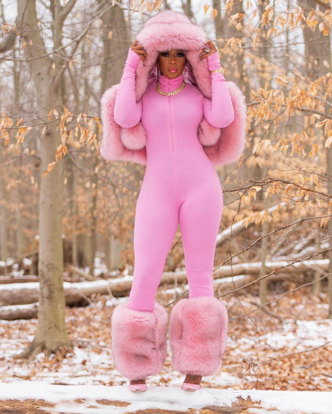 レミー・マーさんのインスタグラム写真 - (レミー・マーInstagram)「Did somebody say it’s snowing ?❄️ 💕 @danielsleather Custom fur muff, leg warmers, & hooded shawl ! - hit him up for yours -Any color! 📸 @danielvasquezphotos  #AllPinkEverything #RemyMa #ShesComing」2月2日 8時06分 - remyma