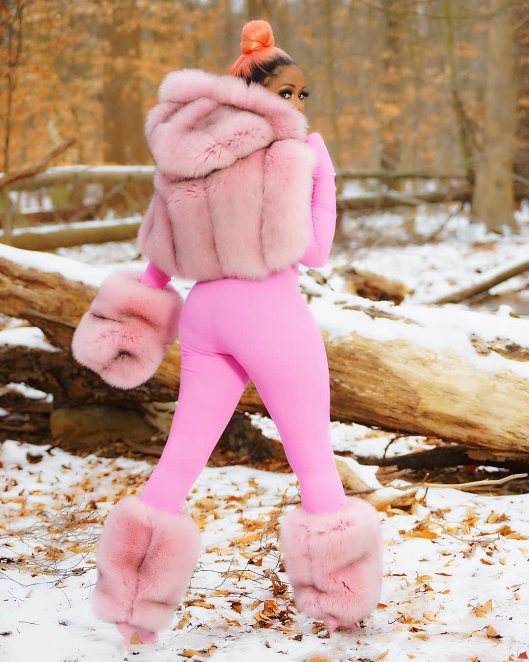 レミー・マーのインスタグラム：「Did somebody say it’s snowing ?❄️ 💕 @danielsleather Custom fur muff, leg warmers, & hooded shawl ! - hit him up for yours -Any color! 📸 @danielvasquezphotos  #AllPinkEverything #RemyMa #ShesComing」