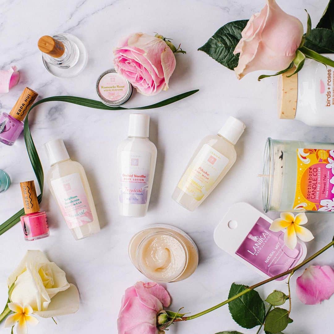 Lanikai Bath and Bodyさんのインスタグラム写真 - (Lanikai Bath and BodyInstagram)「𝐻𝒶𝓊’𝑜𝓁𝒾 𝐿𝒶 𝒜𝓁𝑜𝒽𝒶- Happy Valentine's Day GIVEAWAY  We want to spread some love by giving away this lovely Valentine’s Day inspired bundle featuring handmade products made in Hawaii. $200+ Value!   It’s simple!   🌹Follow each account:  @KapaNuiNails @LanikaiBathandBody @Northshorecandlecompany @OoHawaiiBeauty @PattiBruce  🌹Tag a loved one 1 entry per tag- share the love for multiple entries!   Share via story or feed & tag @lanikaibathandbody for an additional 10 entries.  This year, when you’re purchasing presents for your sweetheart, show your love for local!   For residents residing in the USA. Contest ends on February 5th, 2021 at 11:59PM HST.  Disclaimer: This giveaway is in no way sponsored, endorsed or administered by, or associated with, Instagram or Facebook.  #giveaway #gift #valentinesday #giftideas #homemade #organic #natural #essentialoil #nontoxic #hawaii #paradise #fragrance #perfume #bathandbody #nails #lotion #beauty #skin #art #artist #tropical #canvas #tote #supportlocal」2月2日 8時08分 - lanikaibathandbody