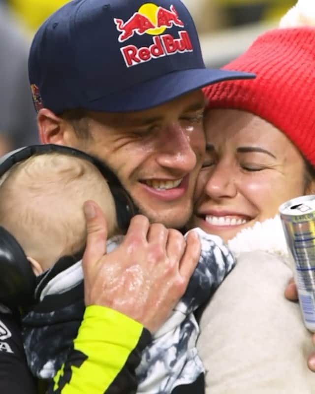 ケン・ロックゼンのインスタグラム：「My favorite moment of the night 🙌🏽 @courtneyroczen  🎥 @colebeachphoto」