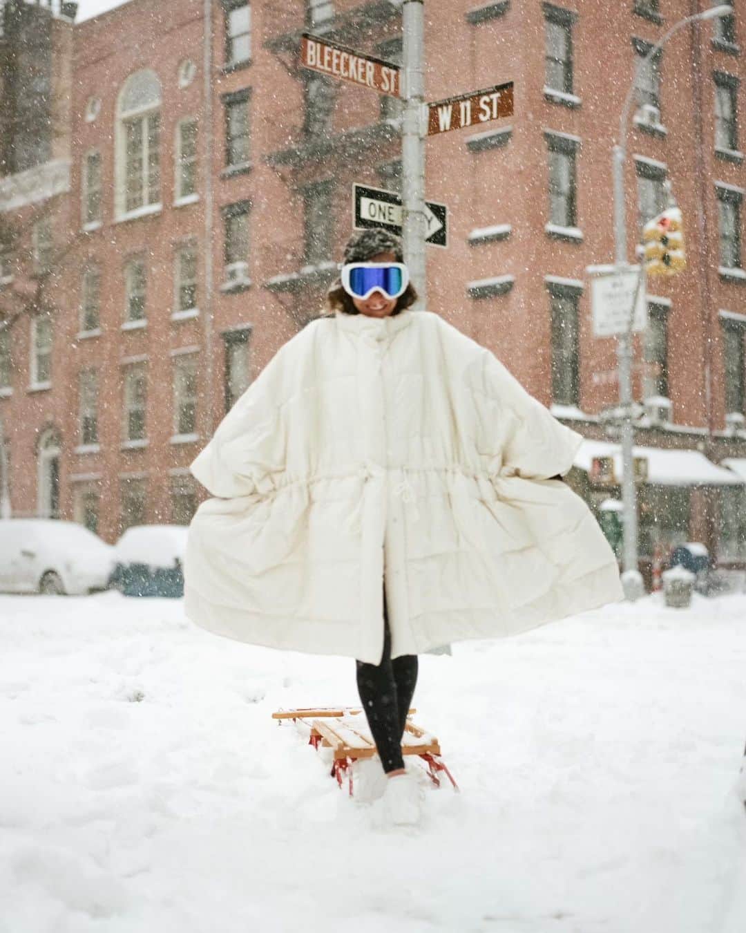 シンシア ローリーのインスタグラム：「Do you wanna build a snowman 🎶 📷@katherinegoguen  Do i look like a base jumper」